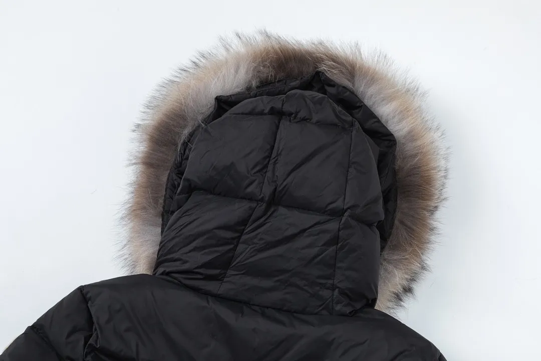 P1020 (with dust bag) MONCLER/moner hermifur series women's short heavy-crafted nylon down jacket. Jumpsuit hood with removable fox fox real fur collar, plated hardware die-cast zipper and invisible snap button front placket. Comes with original color belt and three-level snap button, which can be freely adjusted. There are four internal seams on both sides of the drawbar above the waist, making the waist slimmer and not bloated. Double-layer flap pockets with black painted snap buttons. All colors are matched with original color belts, three-level snap buttons, and the elasticity can be adjusted freely. The fabric is soft and comfortable, the velvet has good fluffiness, and the slim fit upper body is light, neat, warm, and not bloated. Color: White/Black Size: 1/2/3/4