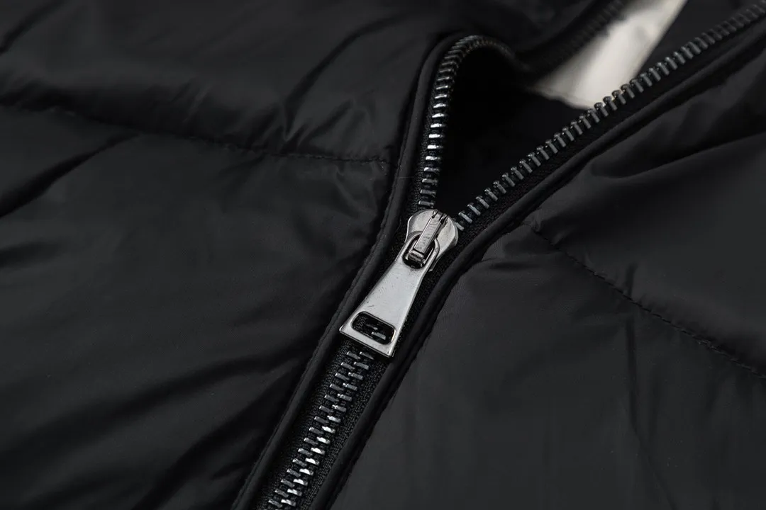 P1020 (with dust bag) MONCLER/moner hermifur series women's short heavy-crafted nylon down jacket. Jumpsuit hood with removable fox fox real fur collar, plated hardware die-cast zipper and invisible snap button front placket. Comes with original color belt and three-level snap button, which can be freely adjusted. There are four internal seams on both sides of the drawbar above the waist, making the waist slimmer and not bloated. Double-layer flap pockets with black painted snap buttons. All colors are matched with original color belts, three-level snap buttons, and the elasticity can be adjusted freely. The fabric is soft and comfortable, the velvet has good fluffiness, and the slim fit upper body is light, neat, warm, and not bloated. Color: White/Black Size: 1/2/3/4