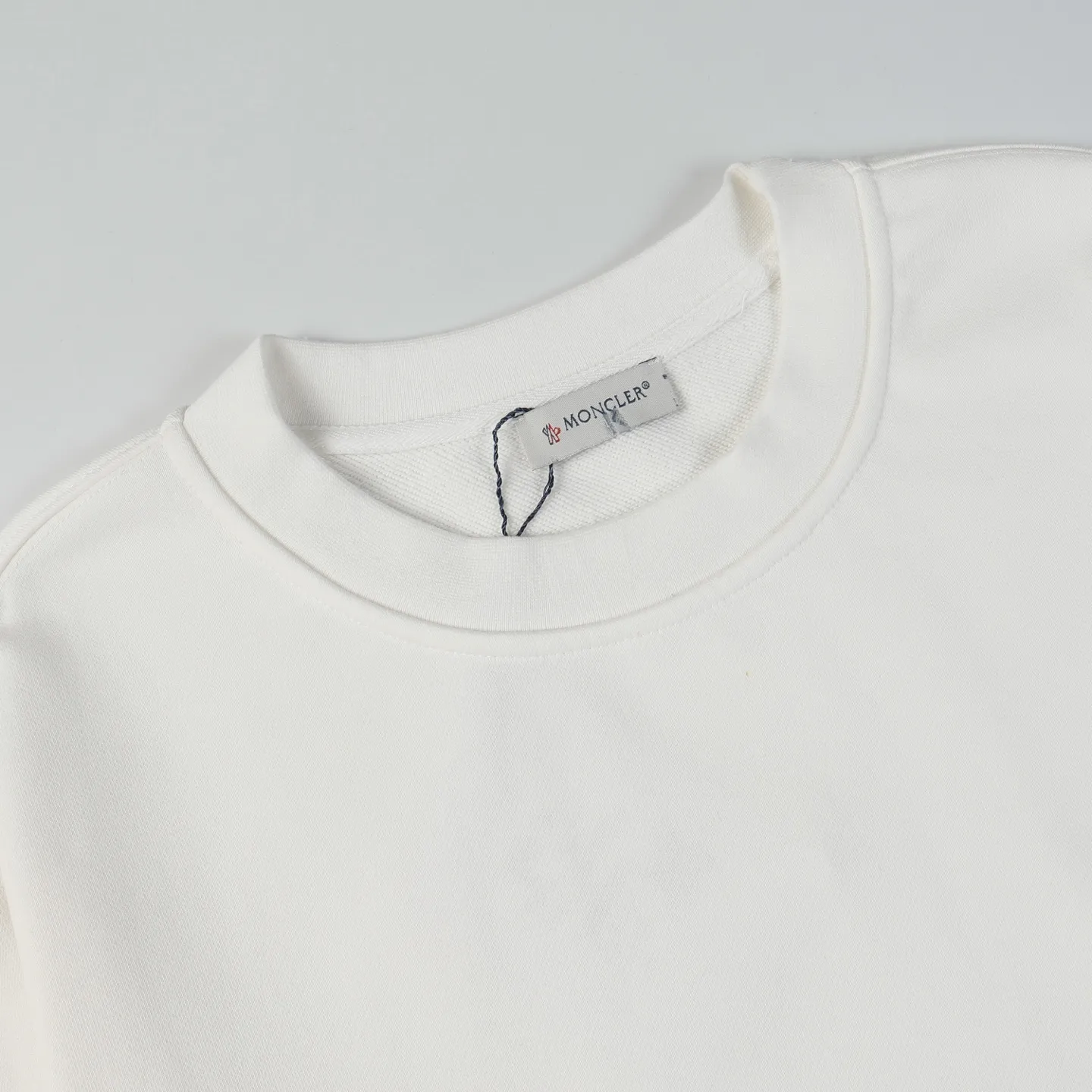 P194 Style No.: 850 〈MONCLER〉Basic Meng Mouth Round Neck Sweatshirt. The price of Meng Mouth Sweatshirt is actually quite advantageous. Those who have been to the counters should know that the price of Meng Mouth sweatshirt is not much cheaper than Gucci Burberry. It is just relatively low-key and unwilling to hype. It is a picture that you want to buy or not. It has an arrogant existence... ✅460g 100% pure cotton wool fabric OS version is too large ✅Combined with the original high weight double yarn thread ✅Correct three-needle and five-thread craftsmanship chain edge Color: Black White Royal Blue Sky Blue Size S M L