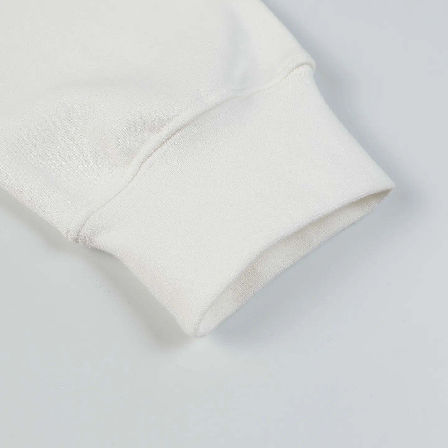 P194 Style No.: 850 〈MONCLER〉Basic Meng Mouth Round Neck Sweatshirt. The price of Meng Mouth Sweatshirt is actually quite advantageous. Those who have been to the counters should know that the price of Meng Mouth sweatshirt is not much cheaper than Gucci Burberry. It is just relatively low-key and unwilling to hype. It is a picture that you want to buy or not. It has an arrogant existence... ✅460g 100% pure cotton wool fabric OS version is too large ✅Combined with the original high weight double yarn thread ✅Correct three-needle and five-thread craftsmanship chain edge Color: Black White Royal Blue Sky Blue Size S M L