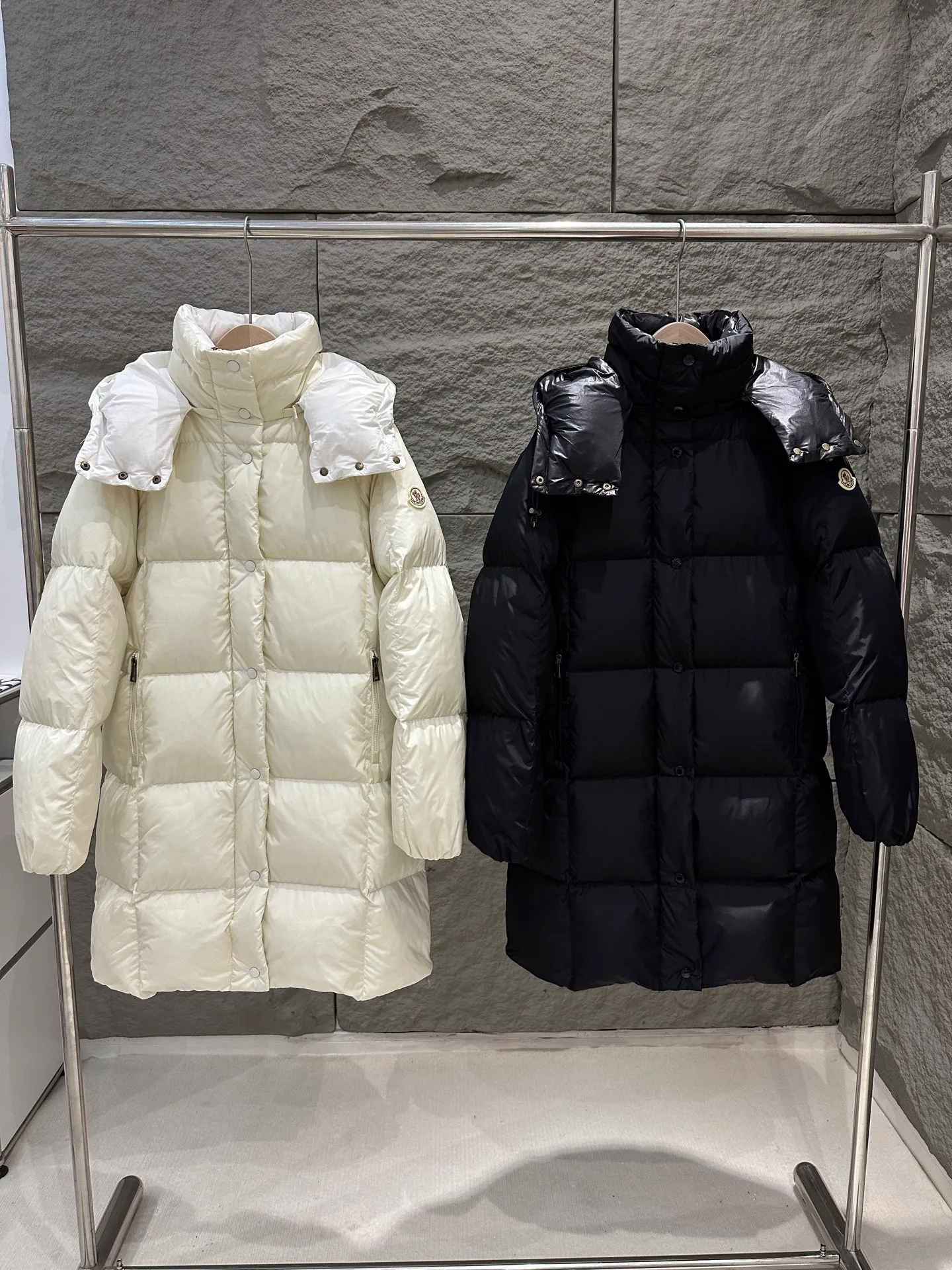 P1120 Moncler Litte Women's Black Hooded Long Down Jacket Jacket The Litte down jacket features protective fabric and exquisite texture. Long-length design made from functional nylon fabric with a silky feel. Combining performance design with elegant aesthetics, this thermal piece is ideal for city living or outdoor activities. Color: White/Black Size: 0/1/2/3