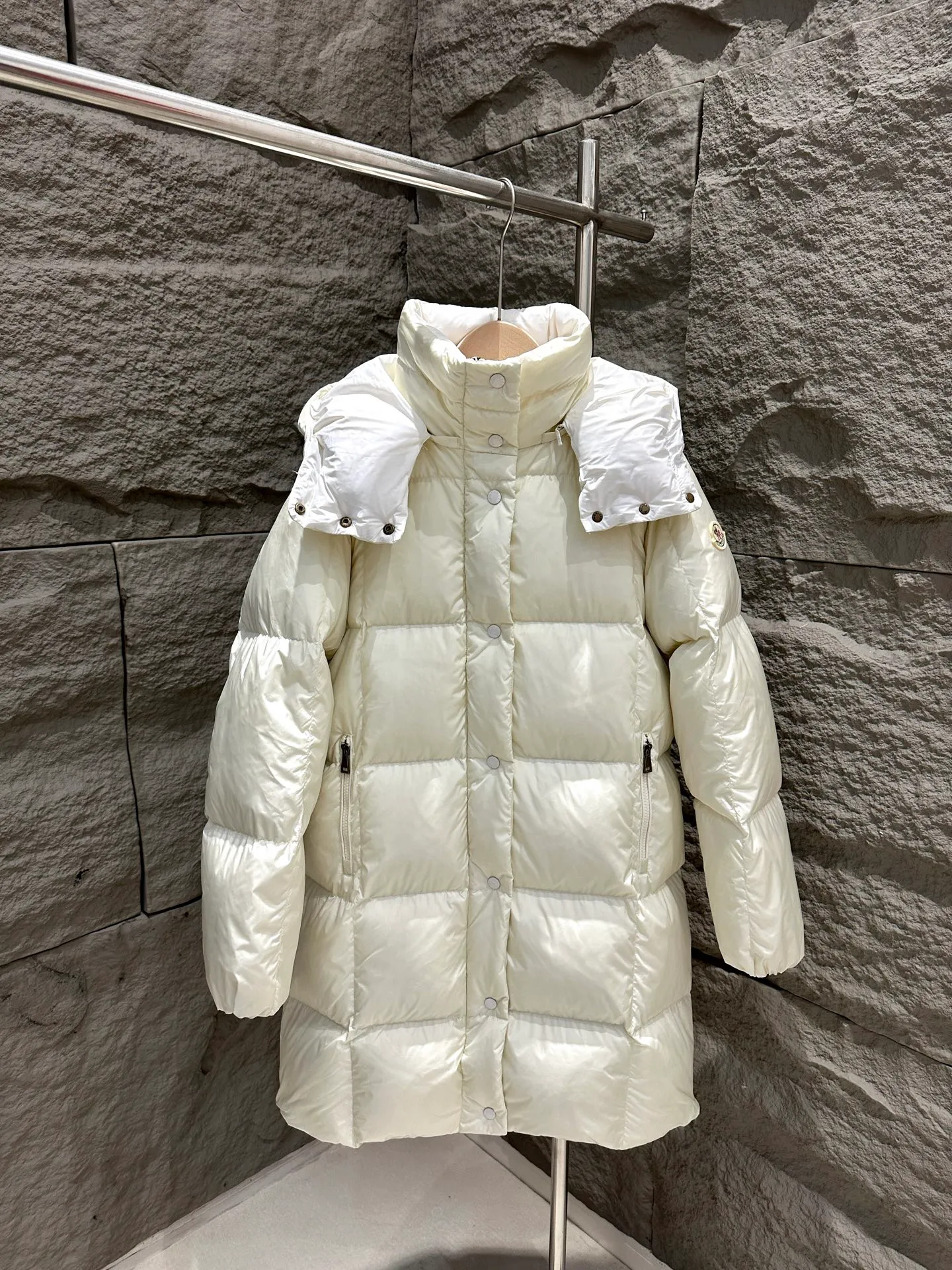 P1120 Moncler Litte Women's Black Hooded Long Down Jacket Jacket The Litte down jacket features protective fabric and exquisite texture. Long-length design made from functional nylon fabric with a silky feel. Combining performance design with elegant aesthetics, this thermal piece is ideal for city living or outdoor activities. Color: White/Black Size: 0/1/2/3