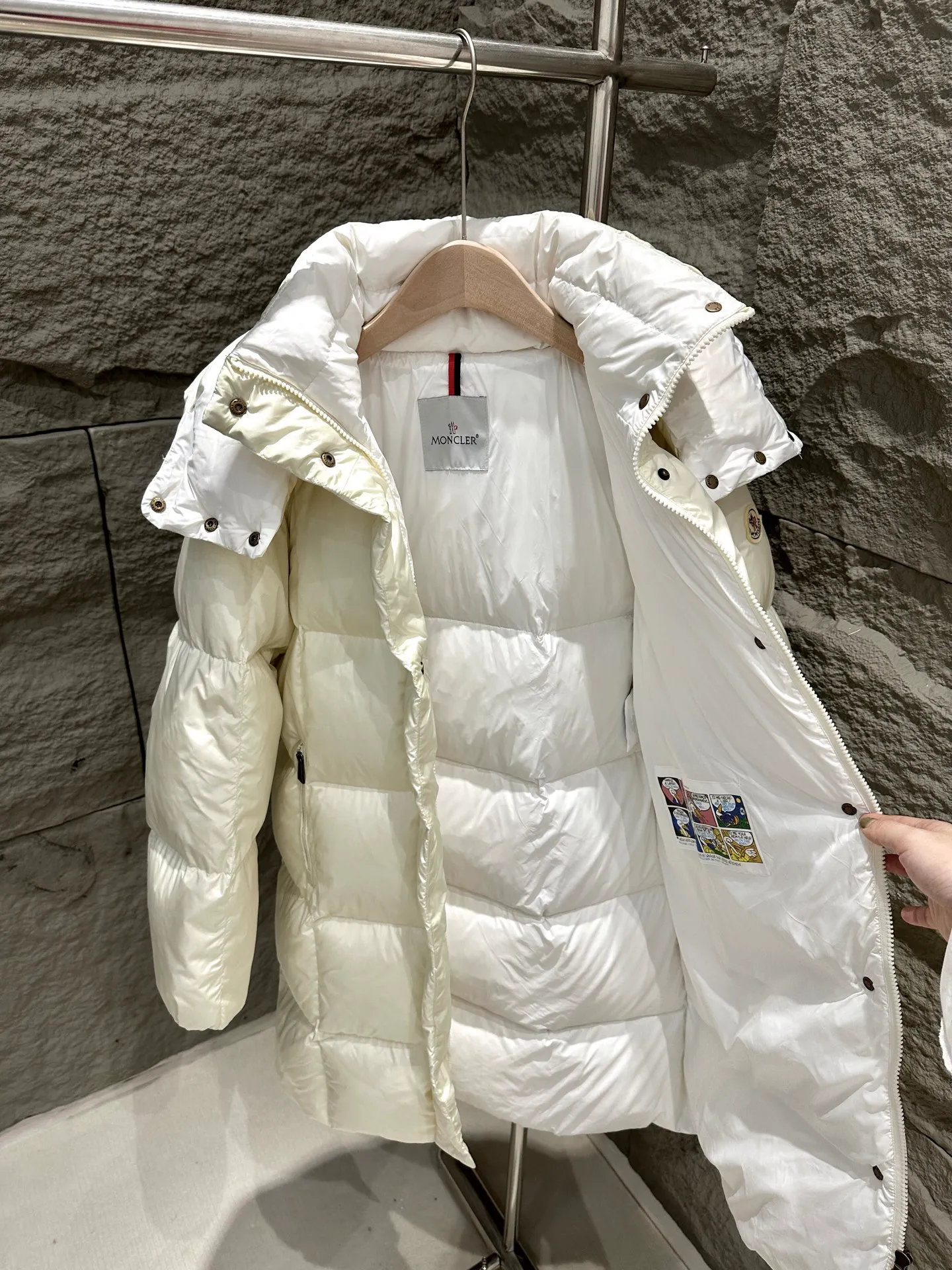 P1120 Moncler Litte Women's Black Hooded Long Down Jacket Jacket The Litte down jacket features protective fabric and exquisite texture. Long-length design made from functional nylon fabric with a silky feel. Combining performance design with elegant aesthetics, this thermal piece is ideal for city living or outdoor activities. Color: White/Black Size: 0/1/2/3