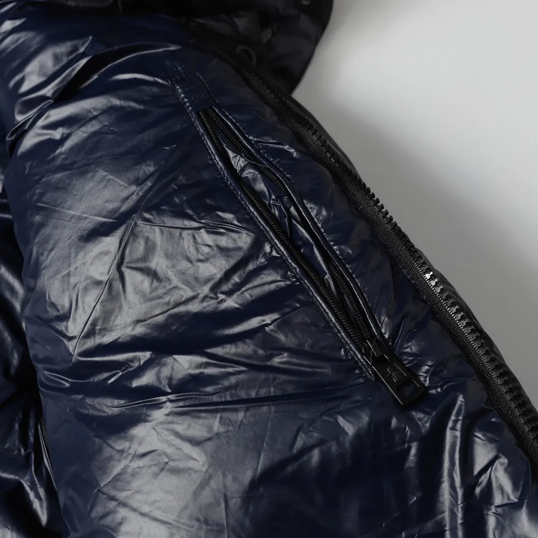 P800 Moncler Cyclone / Meng Mouth Moncler large label chocolate detachable sleeves one piece two-wear down/short hooded down jacket Correct version Top new national standard 90 goose down filling 850➕fill power One piece for easy winter. Variable/jacket/hooded vest/stand collar vest/hooded down jacket. The Cyclone down jacket is equipped with detachable sleeves and can be worn as a vest or jacket. It adopts a new simple version design. This short down jacket is made from nylon and features easily removable sleeves, allowing you to convert the jacket into a vest. A removable hood and contrast lining complete the design.  •Made from nylon fabric •Nylon laqué lining •Down filled •Removable hood and sleeves •Zip and snap fastening •Zip pockets •Elastic cuffs •Elastic drawstring hem Color: Black Chocolate Sizes: 1 2 3 4 5