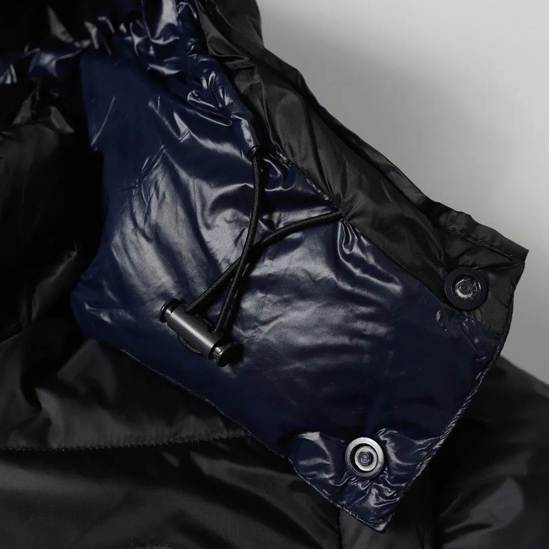 P800 Moncler Cyclone / Meng Mouth Moncler large label chocolate detachable sleeves one piece two-wear down/short hooded down jacket Correct version Top new national standard 90 goose down filling 850➕fill power One piece for easy winter. Variable/jacket/hooded vest/stand collar vest/hooded down jacket. The Cyclone down jacket is equipped with detachable sleeves and can be worn as a vest or jacket. It adopts a new simple version design. This short down jacket is made from nylon and features easily removable sleeves, allowing you to convert the jacket into a vest. A removable hood and contrast lining complete the design.  •Made from nylon fabric •Nylon laqué lining •Down filled •Removable hood and sleeves •Zip and snap fastening •Zip pockets •Elastic cuffs •Elastic drawstring hem Color: Black Chocolate Sizes: 1 2 3 4 5
