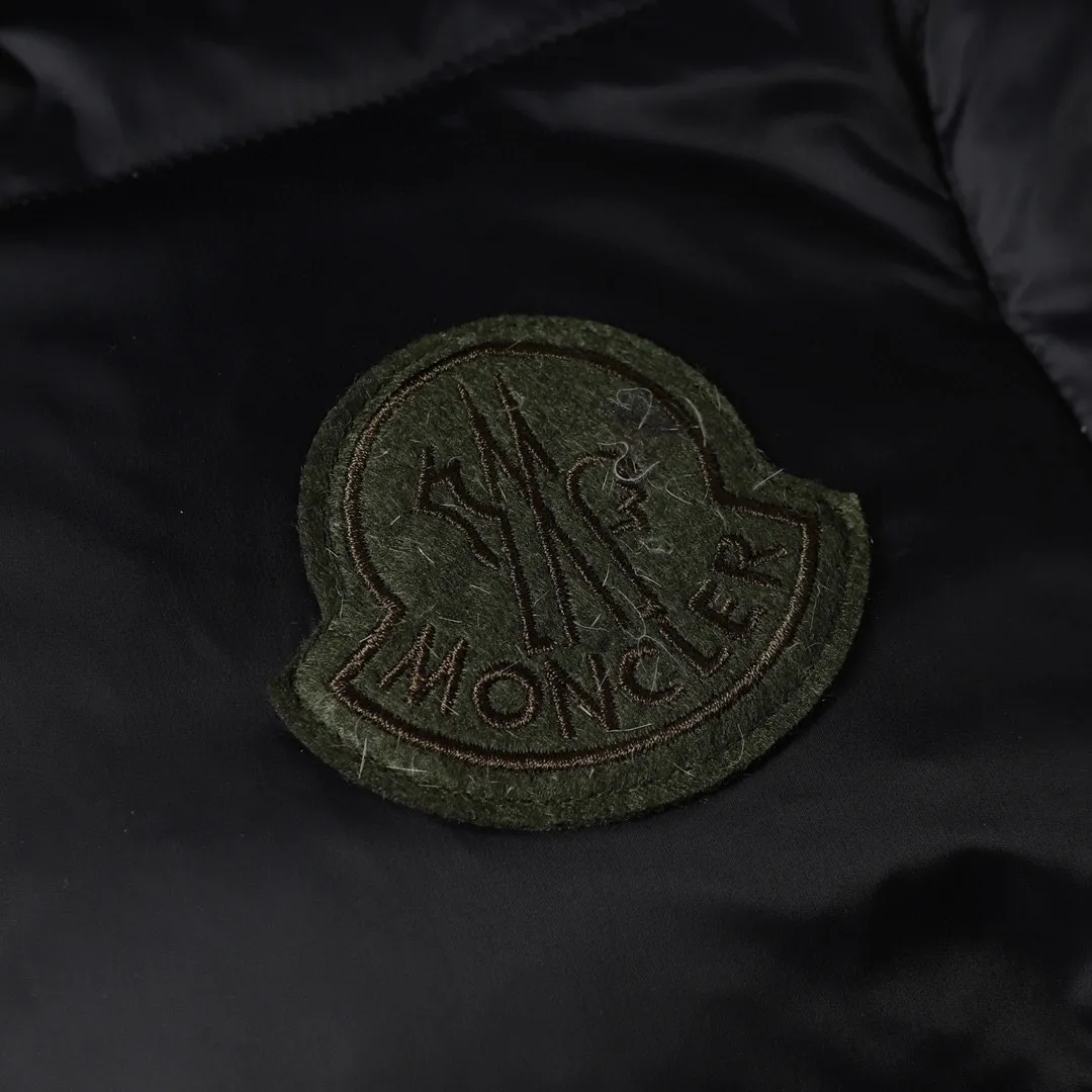 P800 Moncler Cyclone / Meng Mouth Moncler large label chocolate detachable sleeves one piece two-wear down/short hooded down jacket Correct version Top new national standard 90 goose down filling 850➕fill power One piece for easy winter. Variable/jacket/hooded vest/stand collar vest/hooded down jacket. The Cyclone down jacket is equipped with detachable sleeves and can be worn as a vest or jacket. It adopts a new simple version design. This short down jacket is made from nylon and features easily removable sleeves, allowing you to convert the jacket into a vest. A removable hood and contrast lining complete the design.  •Made from nylon fabric •Nylon laqué lining •Down filled •Removable hood and sleeves •Zip and snap fastening •Zip pockets •Elastic cuffs •Elastic drawstring hem Color: Black Chocolate Sizes: 1 2 3 4 5