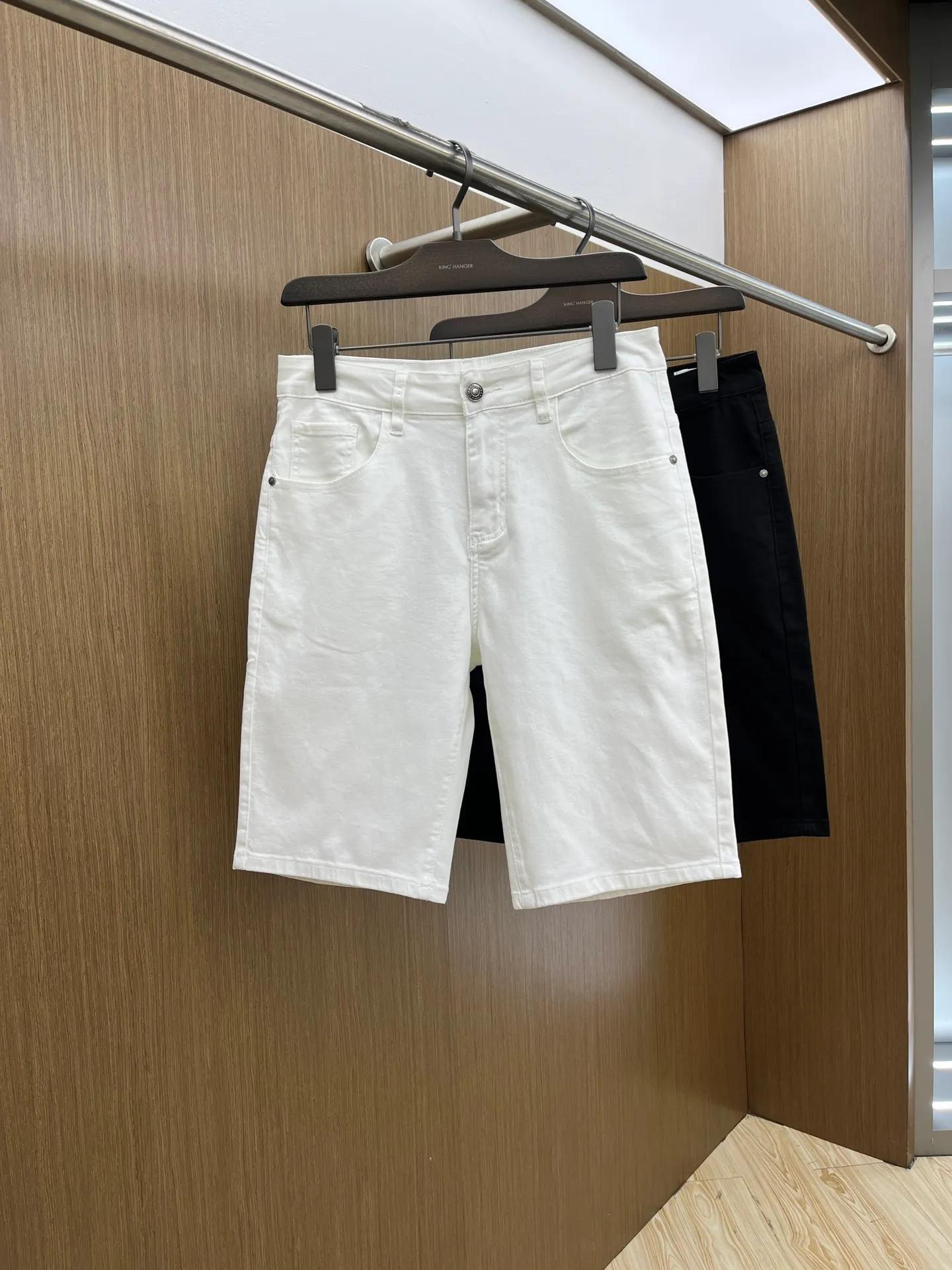 P270 🌸🌸 Moncler elastic slimming straight-leg pants, denim shorts, thin!  Very high-quality, stretch jeans can also be very comfortable... Super stretch and super handsome jeans! Heavy wash water elasticity...! You will be amazed by the clever design of these jeans! ! A pair of jeans cut from original cloth, light color, unique charm, made of high-quality cotton fabric, with frayed design and patch embroidery embellishment details. The fabric is comfortable, soft and can be matched casually. The comfort represents its interpretation of fashion and leisure. The details reflect the brand's pursuit of quality, with a bit of a hedonist flavor. It pays great attention to details and restores the texture of top-grade hardware. . Showing a sense of luxury and fashion. . Very worth buying. Size: Size: 29-38. . (No 35, 37)