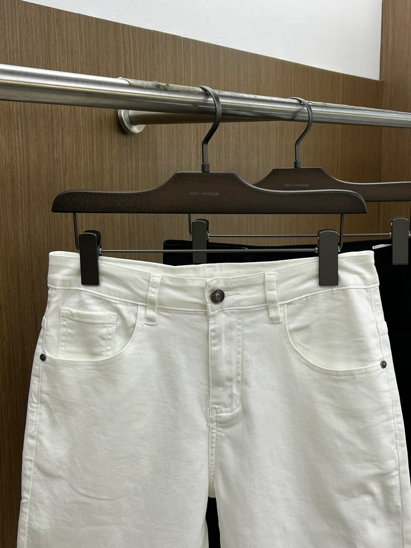 P270 🌸🌸 Moncler elastic slimming straight-leg pants, denim shorts, thin!  Very high-quality, stretch jeans can also be very comfortable... Super stretch and super handsome jeans! Heavy wash water elasticity...! You will be amazed by the clever design of these jeans! ! A pair of jeans cut from original cloth, light color, unique charm, made of high-quality cotton fabric, with frayed design and patch embroidery embellishment details. The fabric is comfortable, soft and can be matched casually. The comfort represents its interpretation of fashion and leisure. The details reflect the brand's pursuit of quality, with a bit of a hedonist flavor. It pays great attention to details and restores the texture of top-grade hardware. . Showing a sense of luxury and fashion. . Very worth buying. Size: Size: 29-38. . (No 35, 37)
