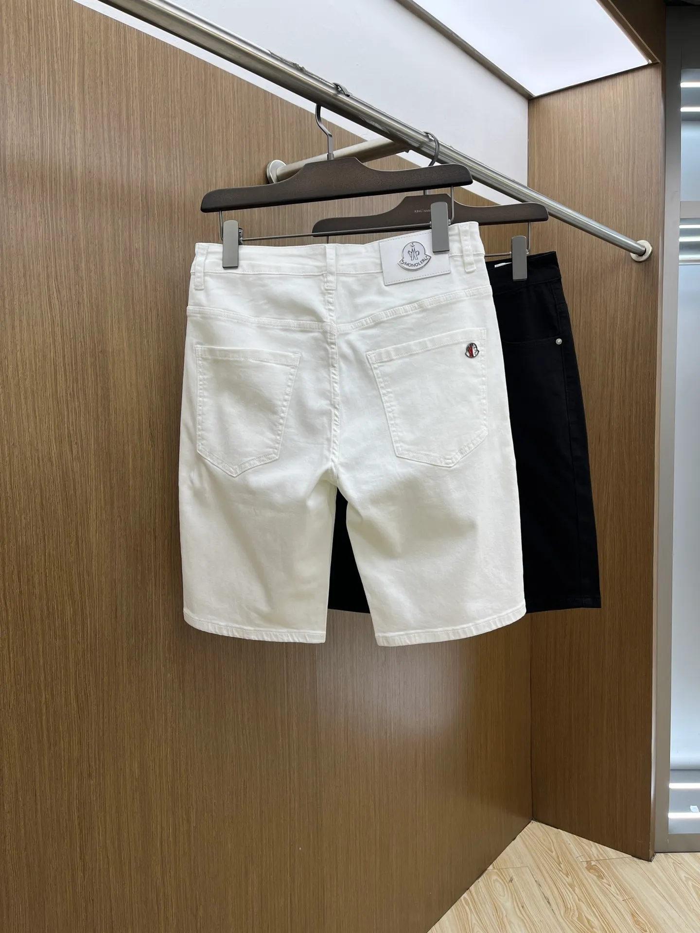 P270 🌸🌸 Moncler elastic slimming straight-leg pants, denim shorts, thin!  Very high-quality, stretch jeans can also be very comfortable... Super stretch and super handsome jeans! Heavy wash water elasticity...! You will be amazed by the clever design of these jeans! ! A pair of jeans cut from original cloth, light color, unique charm, made of high-quality cotton fabric, with frayed design and patch embroidery embellishment details. The fabric is comfortable, soft and can be matched casually. The comfort represents its interpretation of fashion and leisure. The details reflect the brand's pursuit of quality, with a bit of a hedonist flavor. It pays great attention to details and restores the texture of top-grade hardware. . Showing a sense of luxury and fashion. . Very worth buying. Size: Size: 29-38. . (No 35, 37)