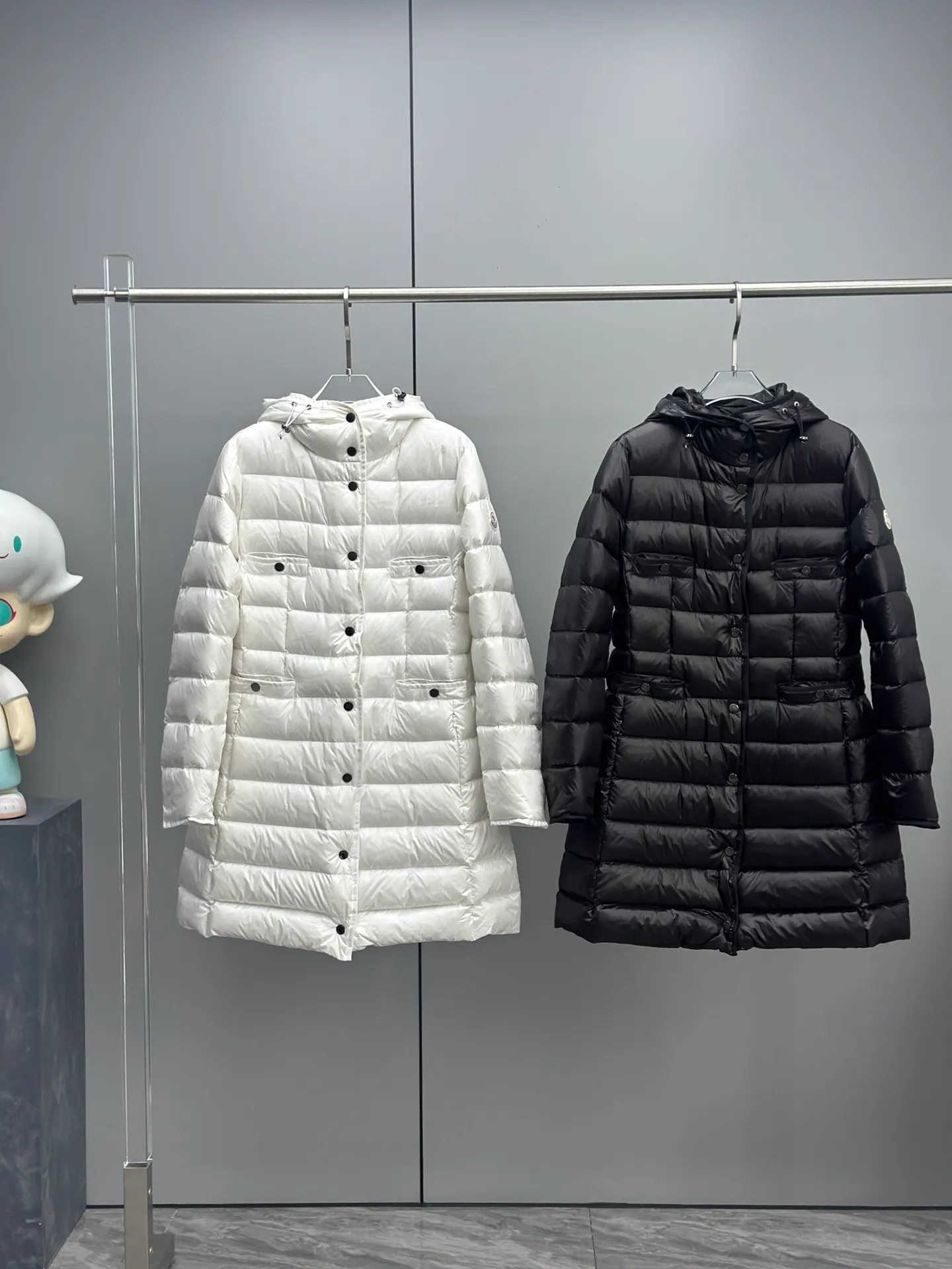 P1100 Moncler Mouth Mouth New HIRMA mid-length slim slim hooded down jacket Minimalist style Four-pocket design is fashionable and casual The invisible zipper pocket design on both sides does not affect the overall shape of the clothes Slimming Adjustable inside Hemming webbing The whole dress has a refined feel Moderate thickness The upper body is warm and lightweight Super versatile Color: black white Size: 1-2-3