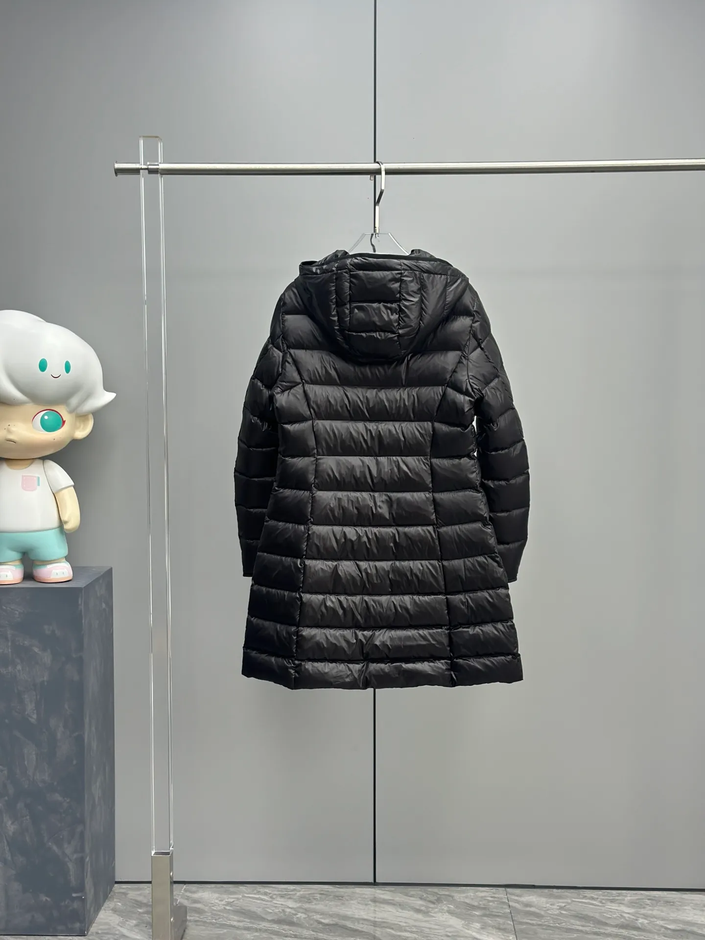 P1100 Moncler Mouth Mouth New HIRMA mid-length slim slim hooded down jacket Minimalist style Four-pocket design is fashionable and casual The invisible zipper pocket design on both sides does not affect the overall shape of the clothes Slimming Adjustable inside Hemming webbing The whole dress has a refined feel Moderate thickness The upper body is warm and lightweight Super versatile Color: black white Size: 1-2-3