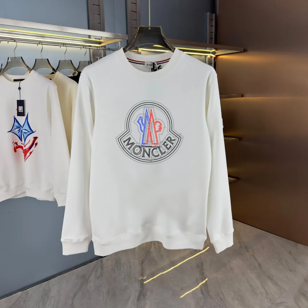 P210 high version sweatshirt) 📦With exclusive picture packaging📦 [Long-term ready stock] Upgraded version "Mobile phone smart sensor ~ NFC chip armband ~ Direct access to the official website anti-counterfeiting" 〖 𝐌𝐎𝐍𝐂𝐋𝐄𝐑 ~ Mouth covering〗 2025 new high quality, using 450g heavyweight fabric Different from the market currency, you can mix and match everything at will and you will be handsome😎The whole clothes is made of double waistcoats. The double waistcoats make the whole dress more three-dimensional. It is not an ordinary factory that can do such fine work. 2025 autumn and winter new style, on sale at the counter, exquisite printed round neck terry sweatshirt. High-end double-ply cotton. Customized stretch ribs are dyed in the same vat. Three standards are complete. It is matched with digital printing patterns and is very breathable. Same style for men and women. Color: black, white, apricot. Size: S M L XL 2XL