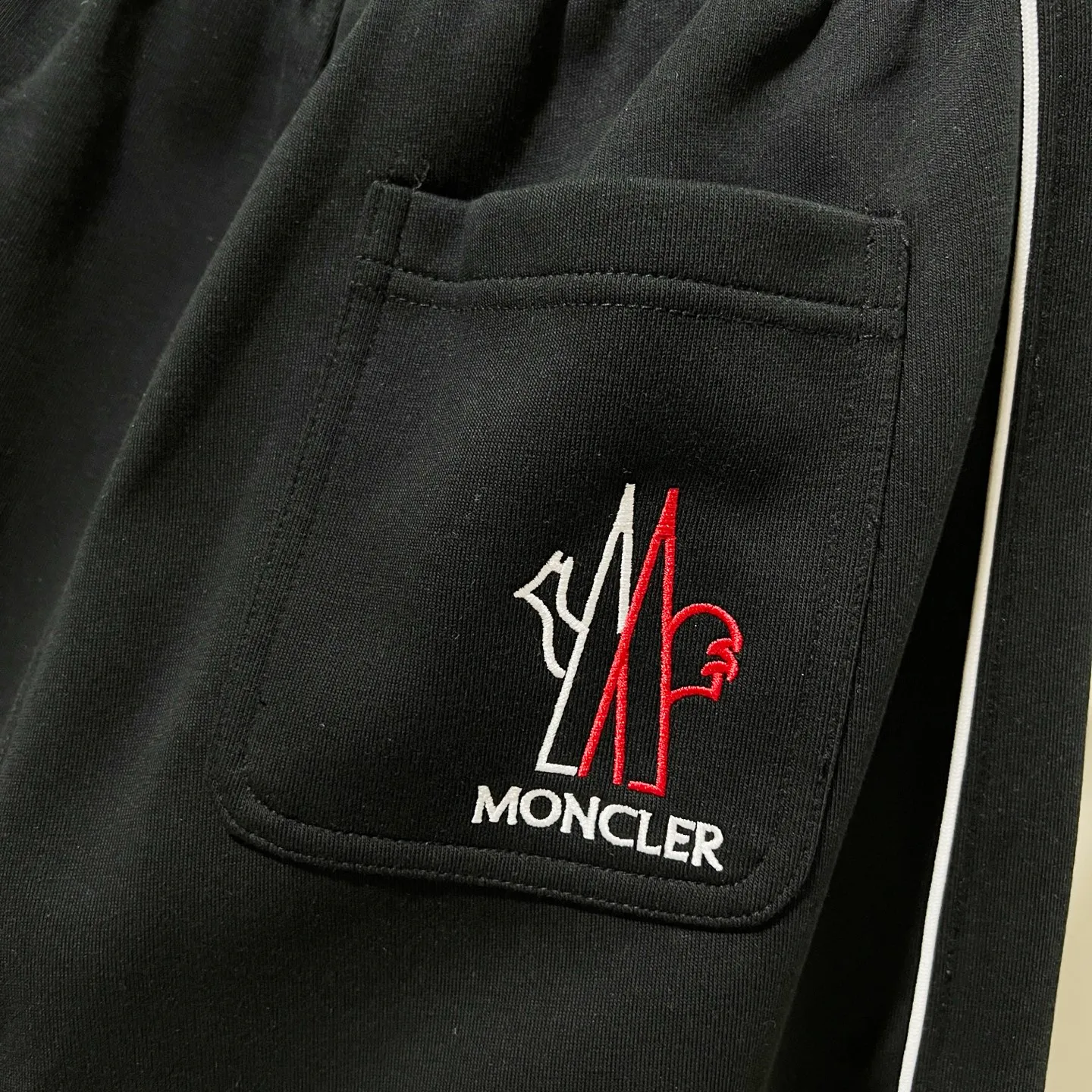 P260 MONCLER/Muzzle Selected 400g custom fabric sweatpants, brand chapter webbing craftsmanship, exquisite embroidery🪡letter LOGO, official synchronization, high version, high quality, fashionable personality, versatile trend, pure original quality, original fabric, tag, collar label, washed wheat, complete three standards, color: black, gray. Size: M-3XL