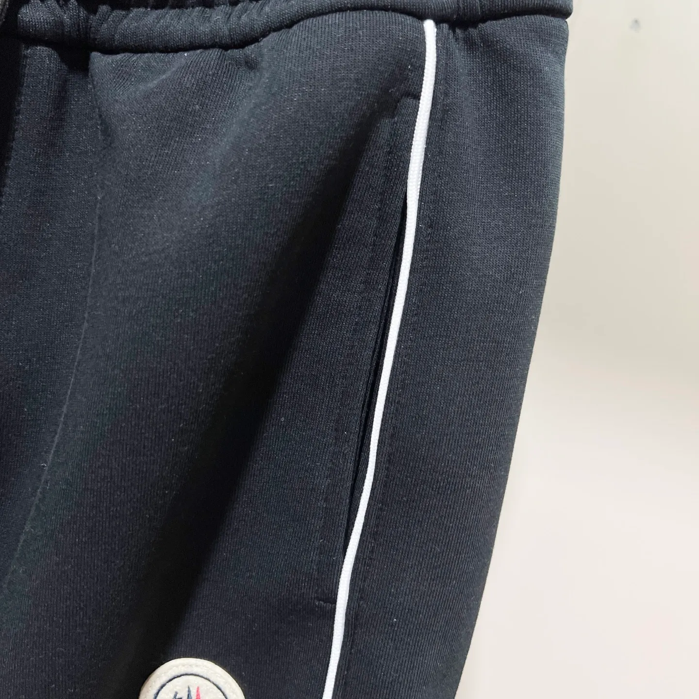 P260 MONCLER/Muzzle Selected 400g custom fabric sweatpants, brand chapter webbing craftsmanship, exquisite embroidery🪡letter LOGO, official synchronization, high version, high quality, fashionable personality, versatile trend, pure original quality, original fabric, tag, collar label, washed wheat, complete three standards, color: black, gray. Size: M-3XL