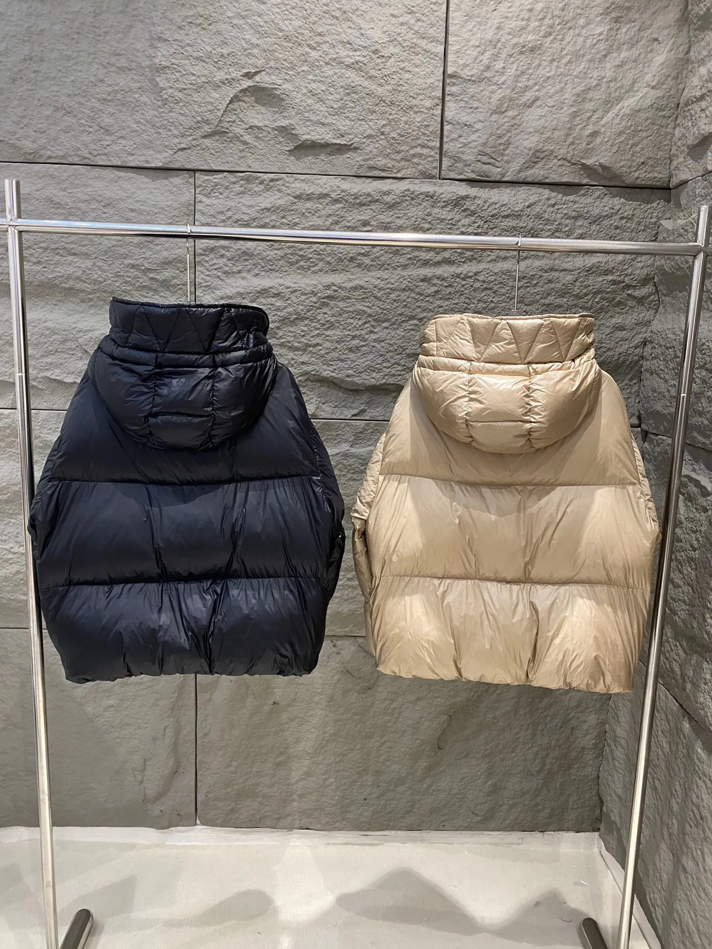 P920 Moncler Borey hooded down jacket Lightweight longue saison nylon down jacket, DIST certified, quilted design. Dropped shoulders, drawstring hood, and funnel neck for a casual and lazy look. Two-way zipper and snap button on the front, elastic hem and cuffs for better wind protection and warmth. The sleeves have hidden snap buttons that open and can be worn as a cape. 90 velvet filling. Color: black/khaki Size: 0/1/2