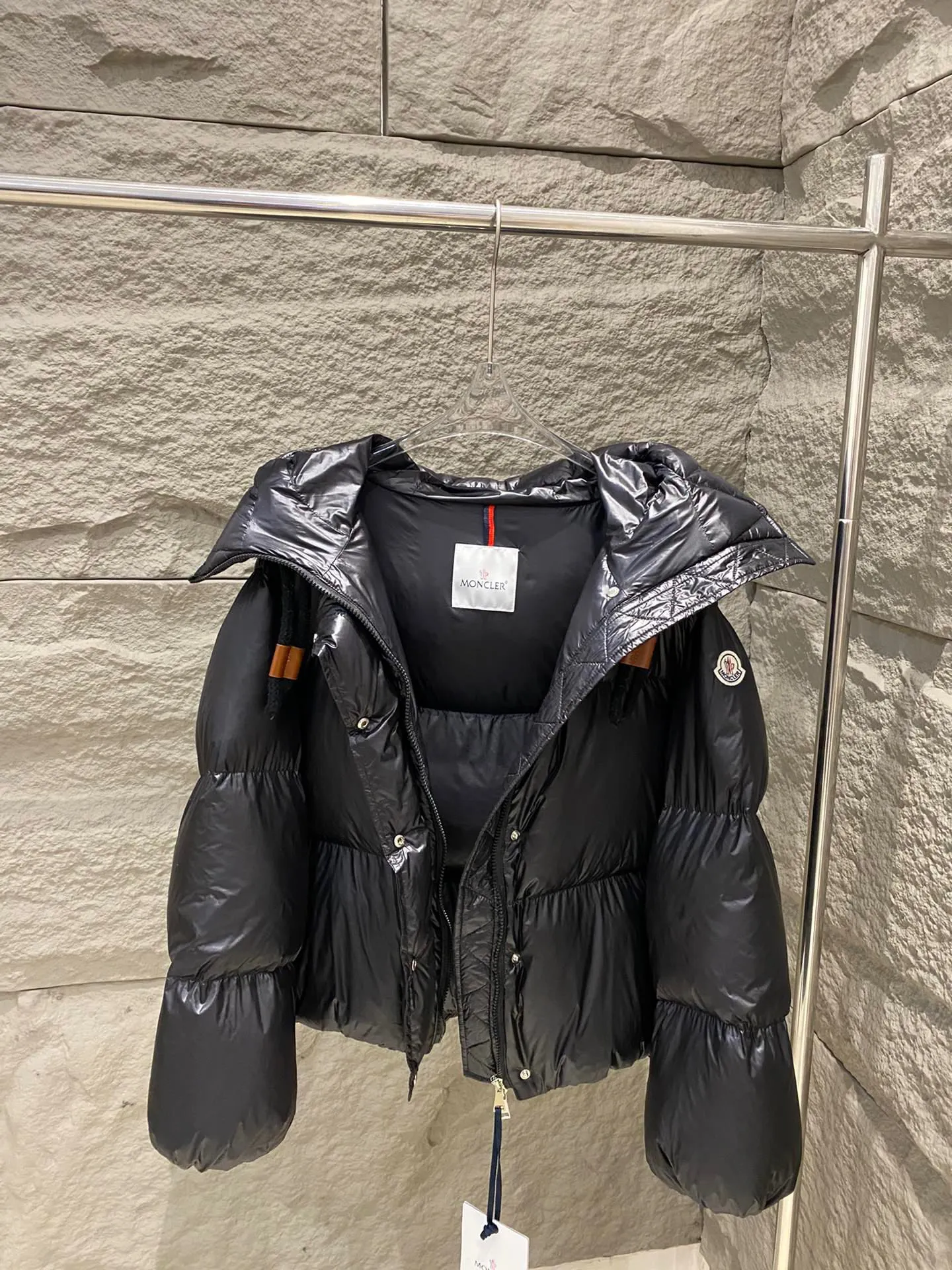 P920 Moncler Borey hooded down jacket Lightweight longue saison nylon down jacket, DIST certified, quilted design. Dropped shoulders, drawstring hood, and funnel neck for a casual and lazy look. Two-way zipper and snap button on the front, elastic hem and cuffs for better wind protection and warmth. The sleeves have hidden snap buttons that open and can be worn as a cape. 90 velvet filling. Color: black/khaki Size: 0/1/2