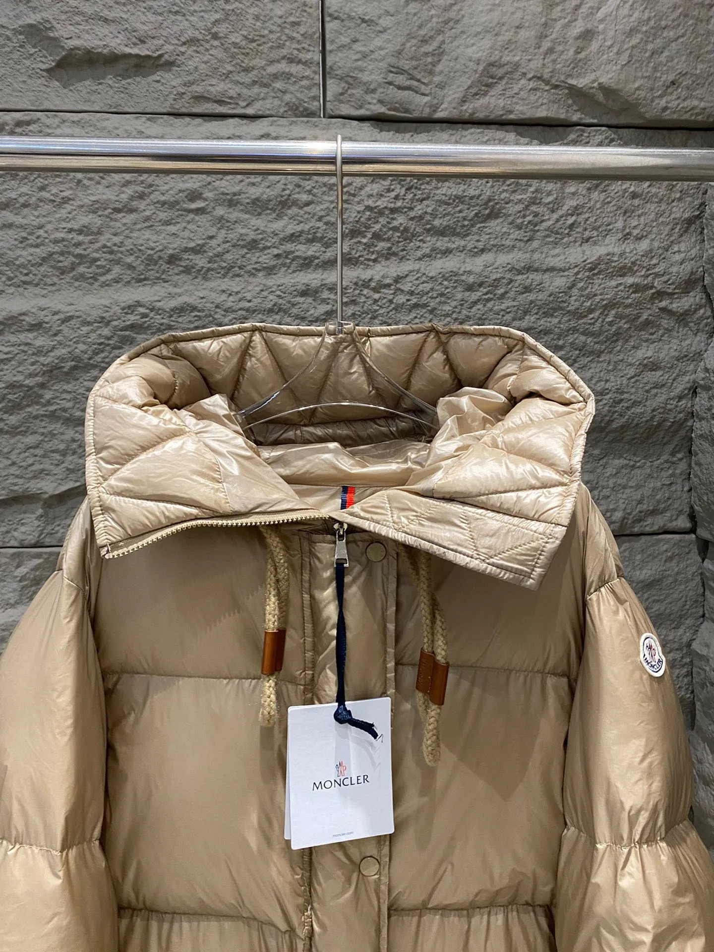 P920 Moncler Borey hooded down jacket Lightweight longue saison nylon down jacket, DIST certified, quilted design. Dropped shoulders, drawstring hood, and funnel neck for a casual and lazy look. Two-way zipper and snap button on the front, elastic hem and cuffs for better wind protection and warmth. The sleeves have hidden snap buttons that open and can be worn as a cape. 90 velvet filling. Color: black/khaki Size: 0/1/2