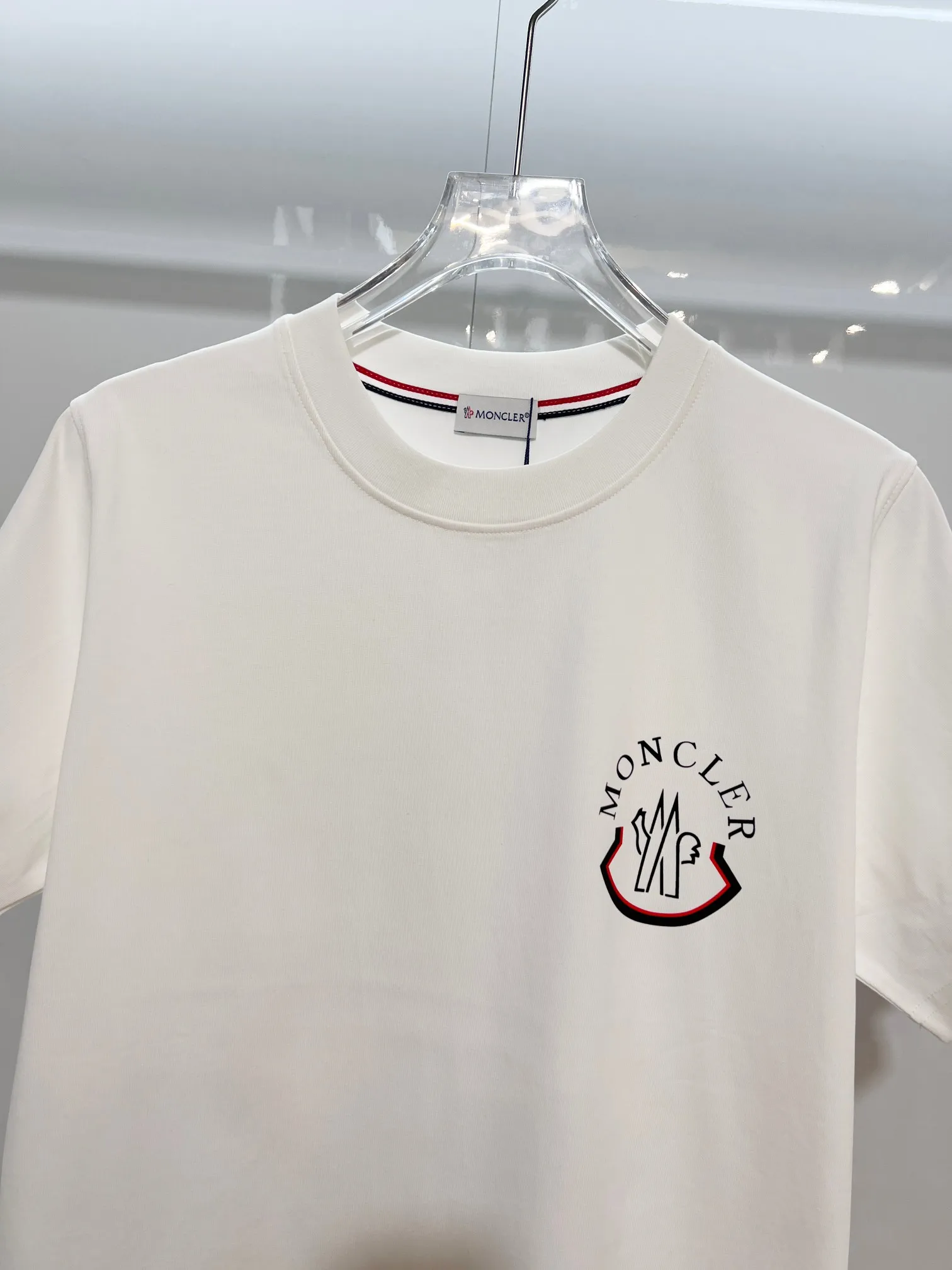 P150 MONCLER/Muzzled 300g pure cotton round neck short-sleeved T-shirt Brand classic Three-dimensional offset letter LOGO embossing process 2025ss official synchronization High version High quality Fashion personality Versatile trend Pure original quality Original fabric Hang tag Collar label Washed wheat Complete three standards Color: Black. White. Size: S M L XL XXL