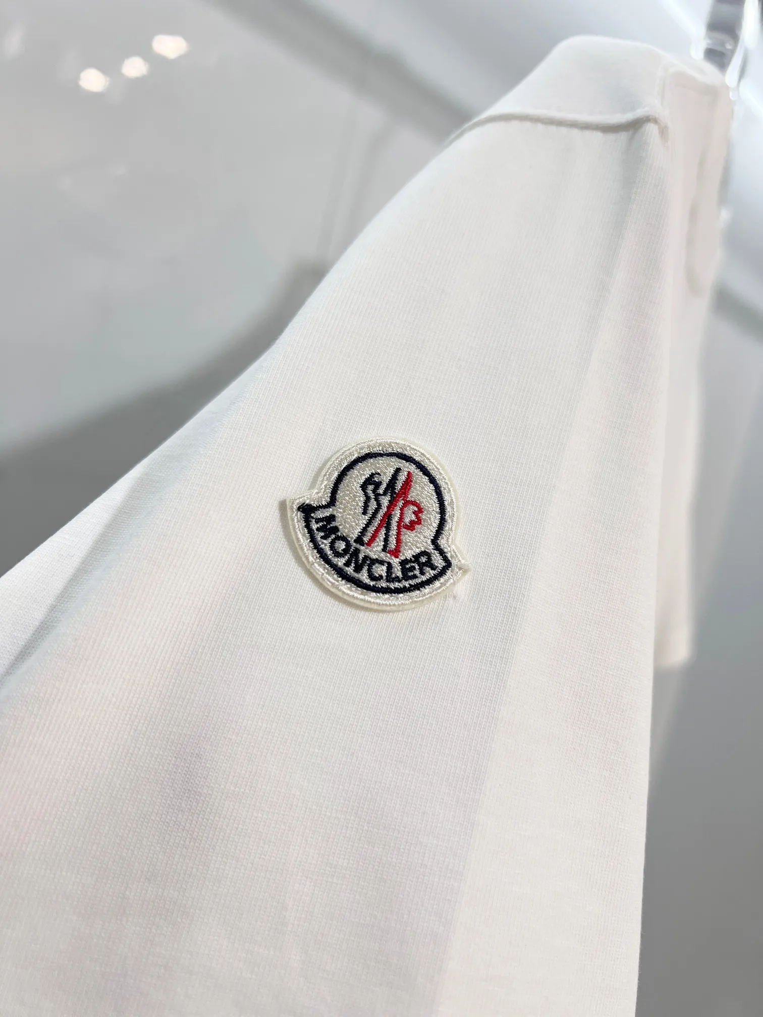 P150 MONCLER/Muzzled 300g pure cotton round neck short-sleeved T-shirt Brand classic Three-dimensional offset letter LOGO embossing process 2025ss official synchronization High version High quality Fashion personality Versatile trend Pure original quality Original fabric Hang tag Collar label Washed wheat Complete three standards Color: Black. White. Size: S M L XL XXL