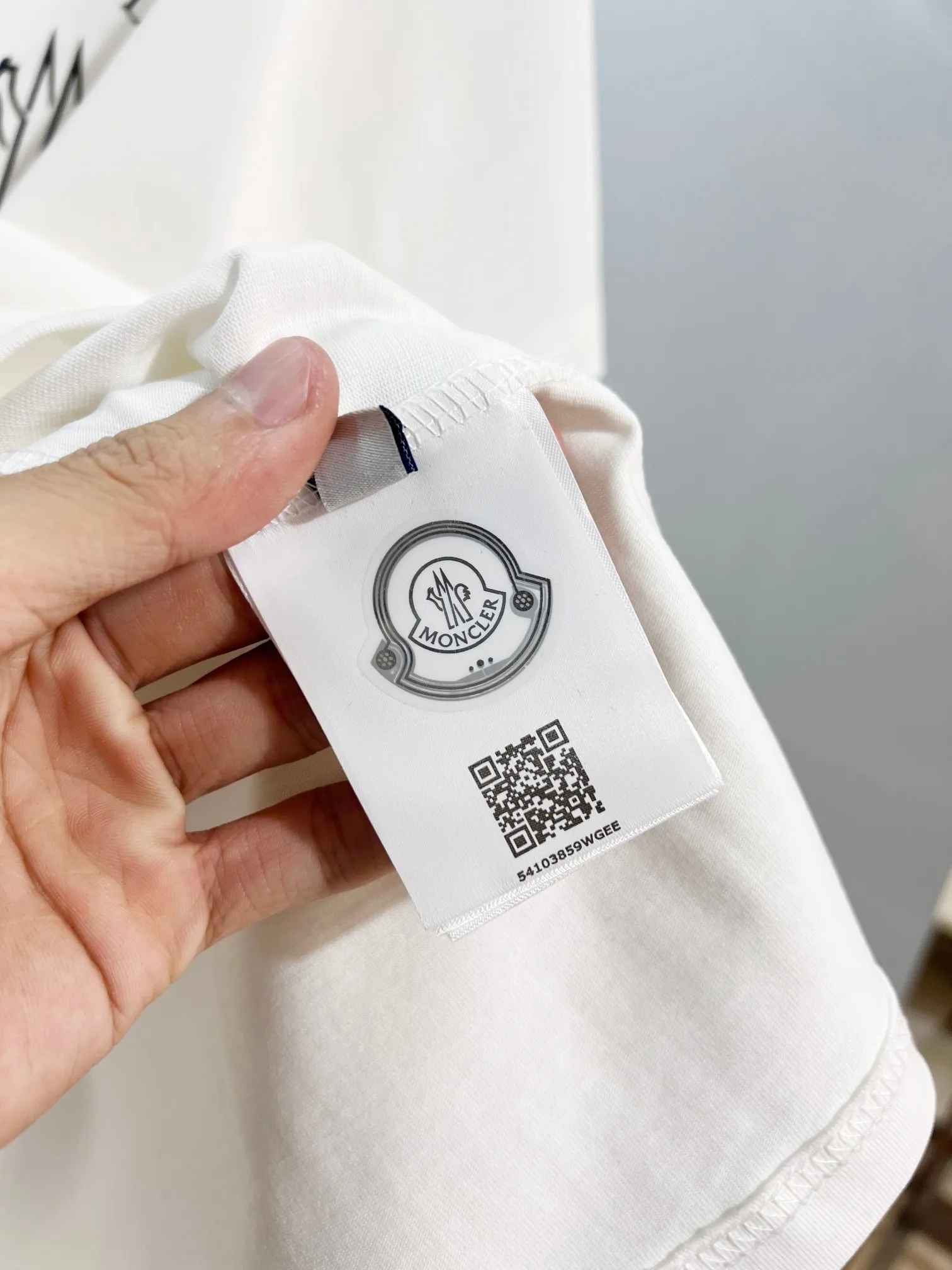 P150 MONCLER/Muzzled 300g pure cotton round neck short-sleeved T-shirt Brand classic Three-dimensional offset letter LOGO embossing process 2025ss official synchronization High version High quality Fashion personality Versatile trend Pure original quality Original fabric Hang tag Collar label Washed wheat Complete three standards Color: Black. White. Size: S M L XL XXL
