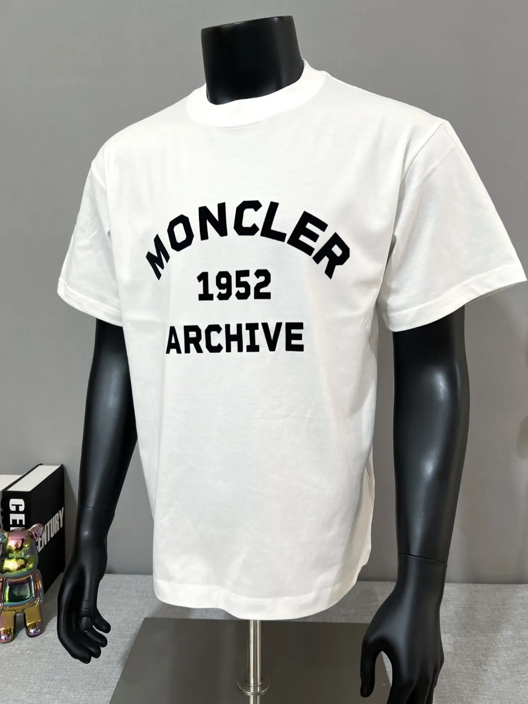 P150 New Meng Mouth MONCLER is on sale at the same time as official and official: 1952 commemorative sweatshirt with flocking printing and short sleeves at the same time, the details are the same as the official version, using 240g double yarn 100% cotton fabric, imported woven thread thread, and rib-free neckline Easy to deform, high-temperature washing process in the factory, the fabric is soft and breathable, does not shrink, NCF washing mark identification, details are in place and the upper body looks good, European size version, loose and suitable, color: black, white, size XS-L (can wear up to 200 pounds)