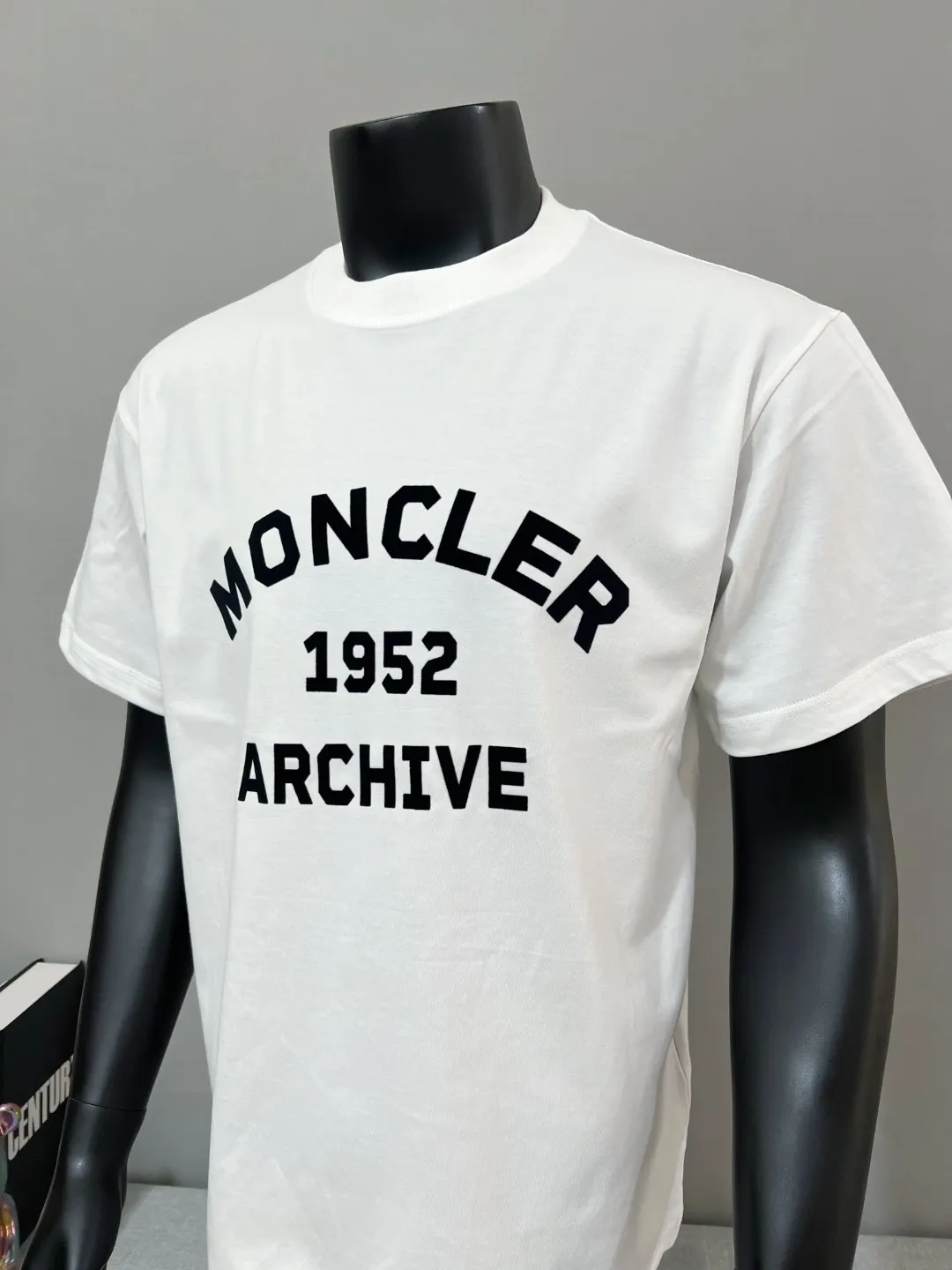 P150 New Meng Mouth MONCLER is on sale at the same time as official and official: 1952 commemorative sweatshirt with flocking printing and short sleeves at the same time, the details are the same as the official version, using 240g double yarn 100% cotton fabric, imported woven thread thread, and rib-free neckline Easy to deform, high-temperature washing process in the factory, the fabric is soft and breathable, does not shrink, NCF washing mark identification, details are in place and the upper body looks good, European size version, loose and suitable, color: black, white, size XS-L (can wear up to 200 pounds)