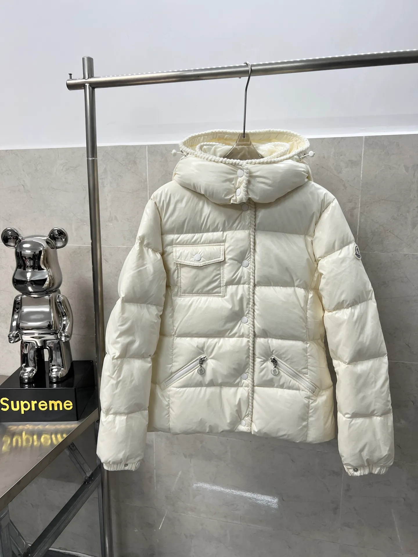 P920 Moncler Mouth GLAREINS Small Waist Hooded Floral Trimmed Small Waist Small Pocket Down Jacket The upgraded version of the small waist UP!! It is still a super slim waist style, with no-wash imitation wax leather fabric, and the brim collar and placket are matched with the same color twist braid design. It is full of elegance and suitable for various exquisite styles. A full set of hardware accessories, customized color matching snap buttons and sliders, 90 velvet filling. White Moonlight among the hottest items! Color: White Blue Red Size: 0123