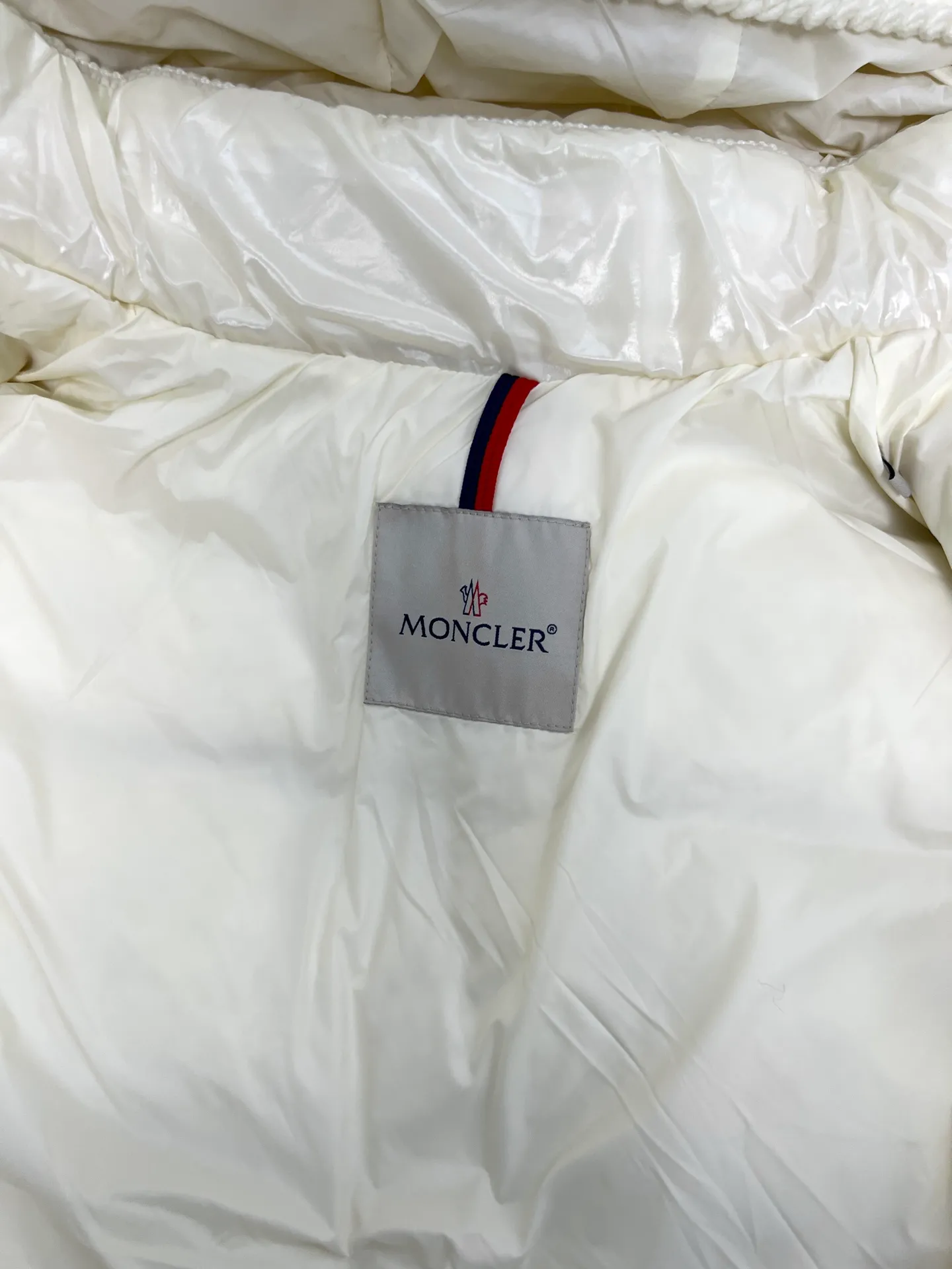 P920 Moncler Mouth GLAREINS Small Waist Hooded Floral Trimmed Small Waist Small Pocket Down Jacket The upgraded version of the small waist UP!! It is still a super slim waist style, with no-wash imitation wax leather fabric, and the brim collar and placket are matched with the same color twist braid design. It is full of elegance and suitable for various exquisite styles. A full set of hardware accessories, customized color matching snap buttons and sliders, 90 velvet filling. White Moonlight among the hottest items! Color: White Blue Red Size: 0123