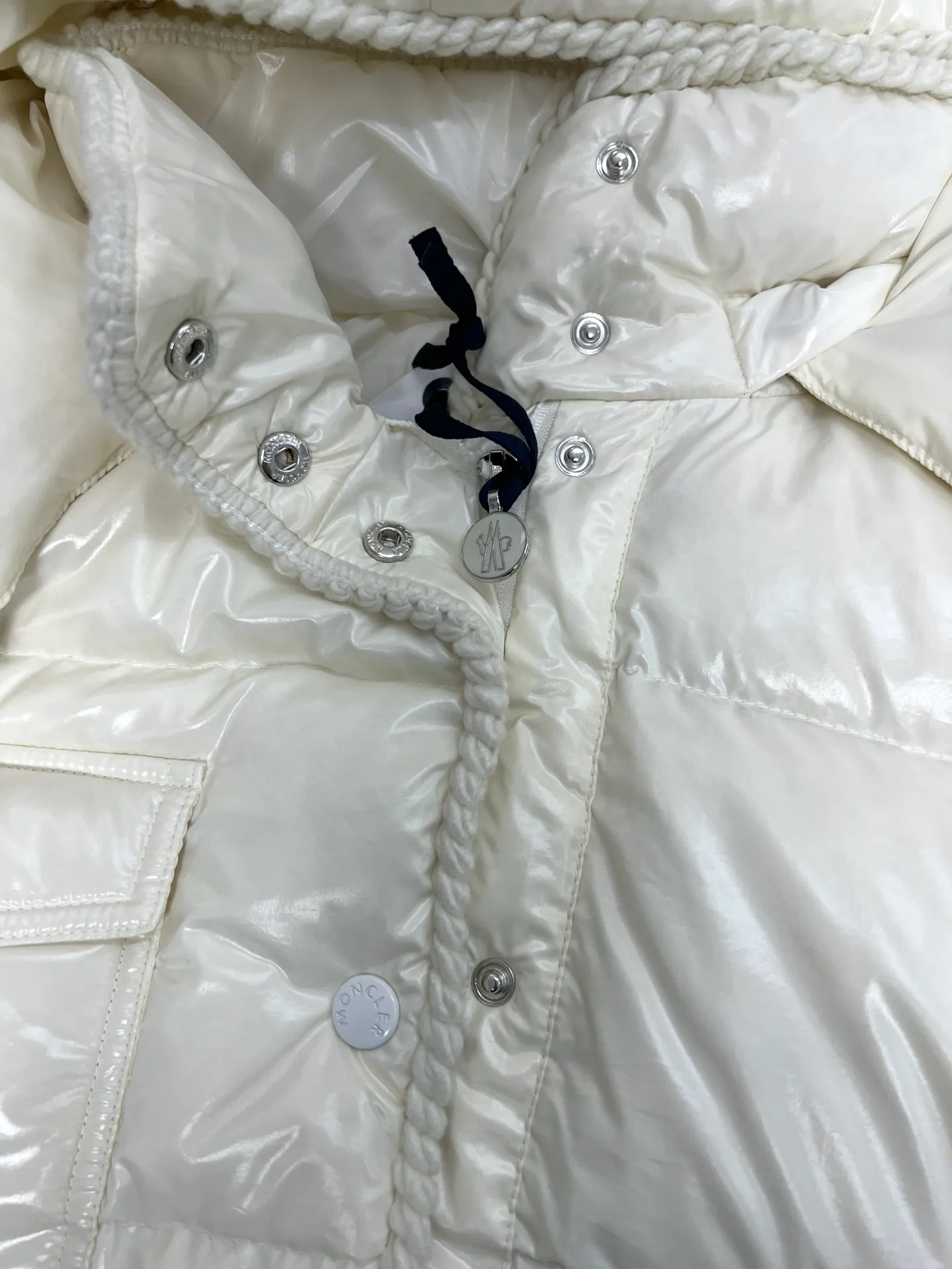 P920 Moncler Mouth GLAREINS Small Waist Hooded Floral Trimmed Small Waist Small Pocket Down Jacket The upgraded version of the small waist UP!! It is still a super slim waist style, with no-wash imitation wax leather fabric, and the brim collar and placket are matched with the same color twist braid design. It is full of elegance and suitable for various exquisite styles. A full set of hardware accessories, customized color matching snap buttons and sliders, 90 velvet filling. White Moonlight among the hottest items! Color: White Blue Red Size: 0123
