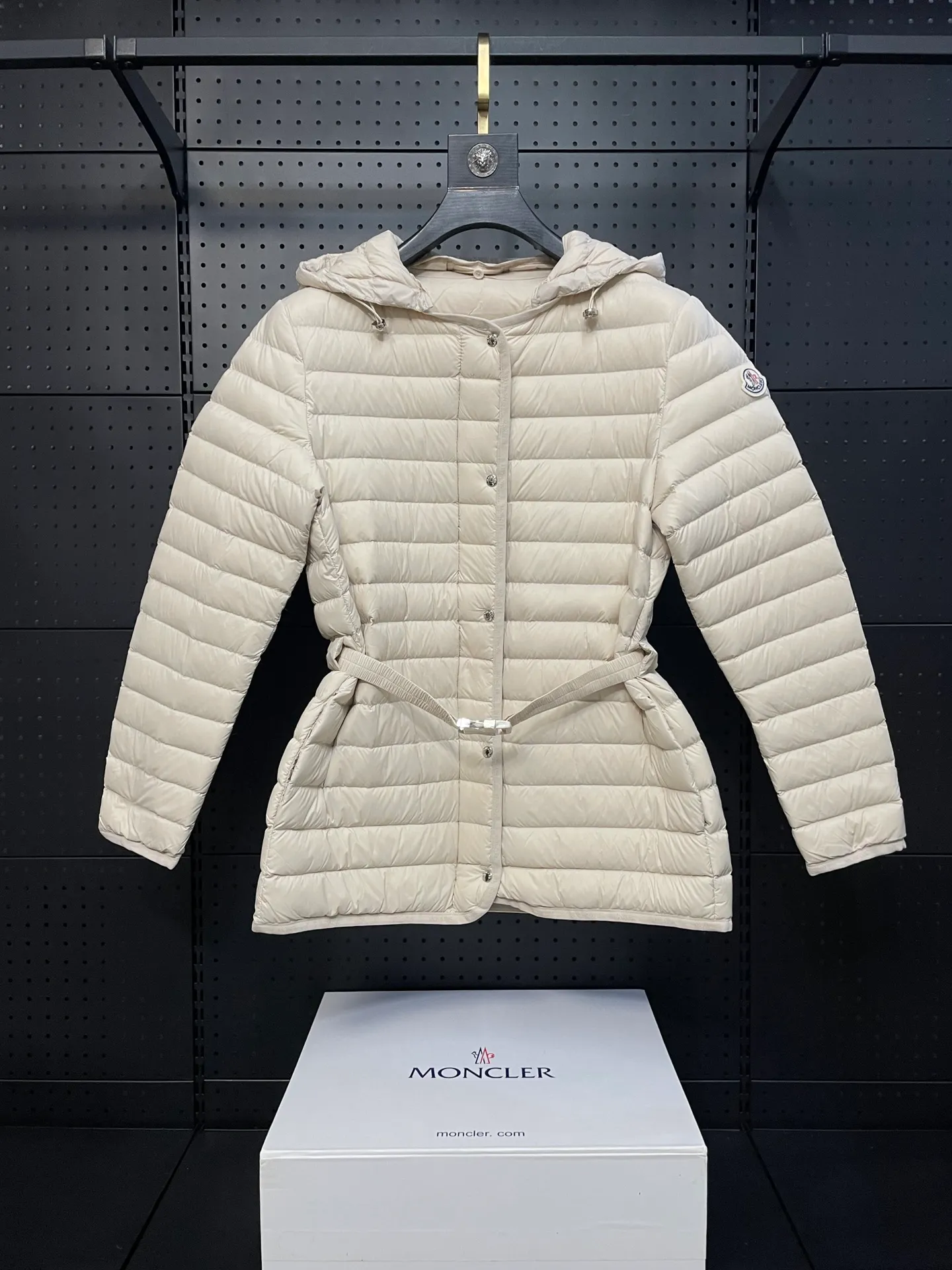 P720 2024 season new arrival 23Moncler OREDON women's mid-length slim belted goose down jacket. ✨Complete three standards, synchronized with counters ✨90 goose down filling ✨Slim-fitting design of the belt, not picky Sizes 0-3