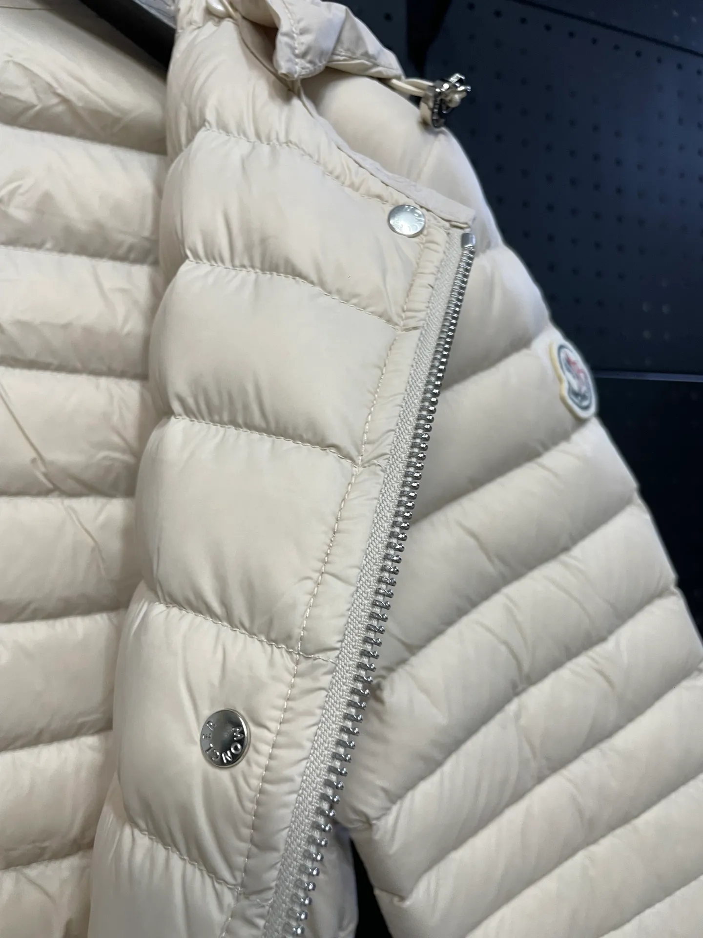 P720 2024 season new arrival 23Moncler OREDON women's mid-length slim belted goose down jacket. ✨Complete three standards, synchronized with counters ✨90 goose down filling ✨Slim-fitting design of the belt, not picky Sizes 0-3