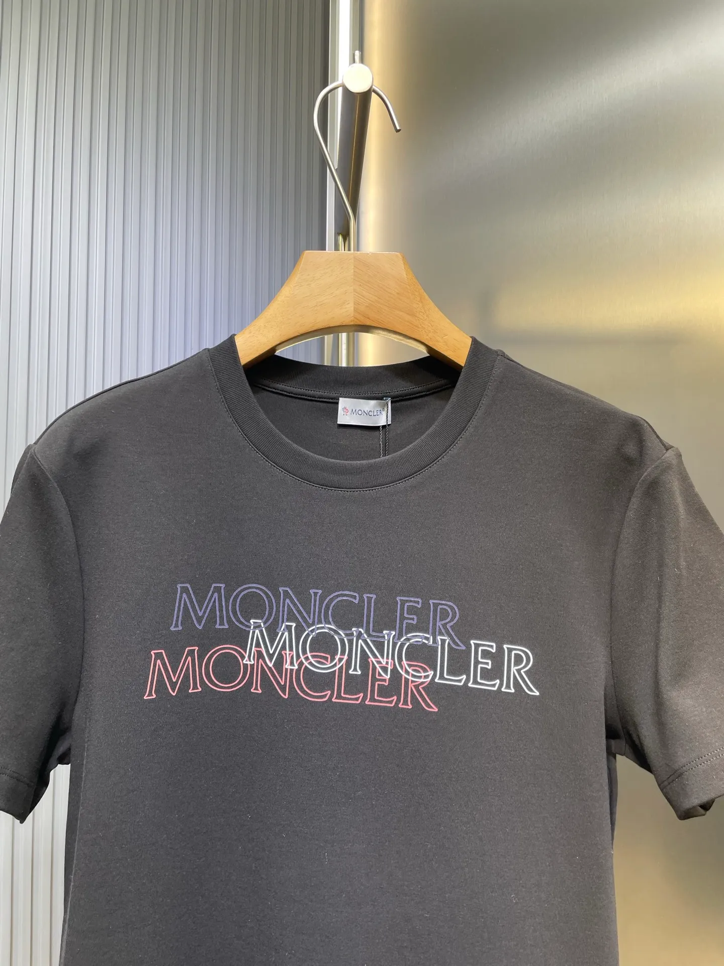 P280 moncler 🌟 2025 early autumn new thick three-color hollow printed short-sleeved T-shirt; customized 260g high-density water-soft cotton fabric, with strong warmth retention and added anti-static technology. The three-color dislocated hollow printed pattern design on the chest is not too exaggerated. The simple and clear three-color contrasting design can better reflect the model of art! Complete with three standards size: s-xxxl