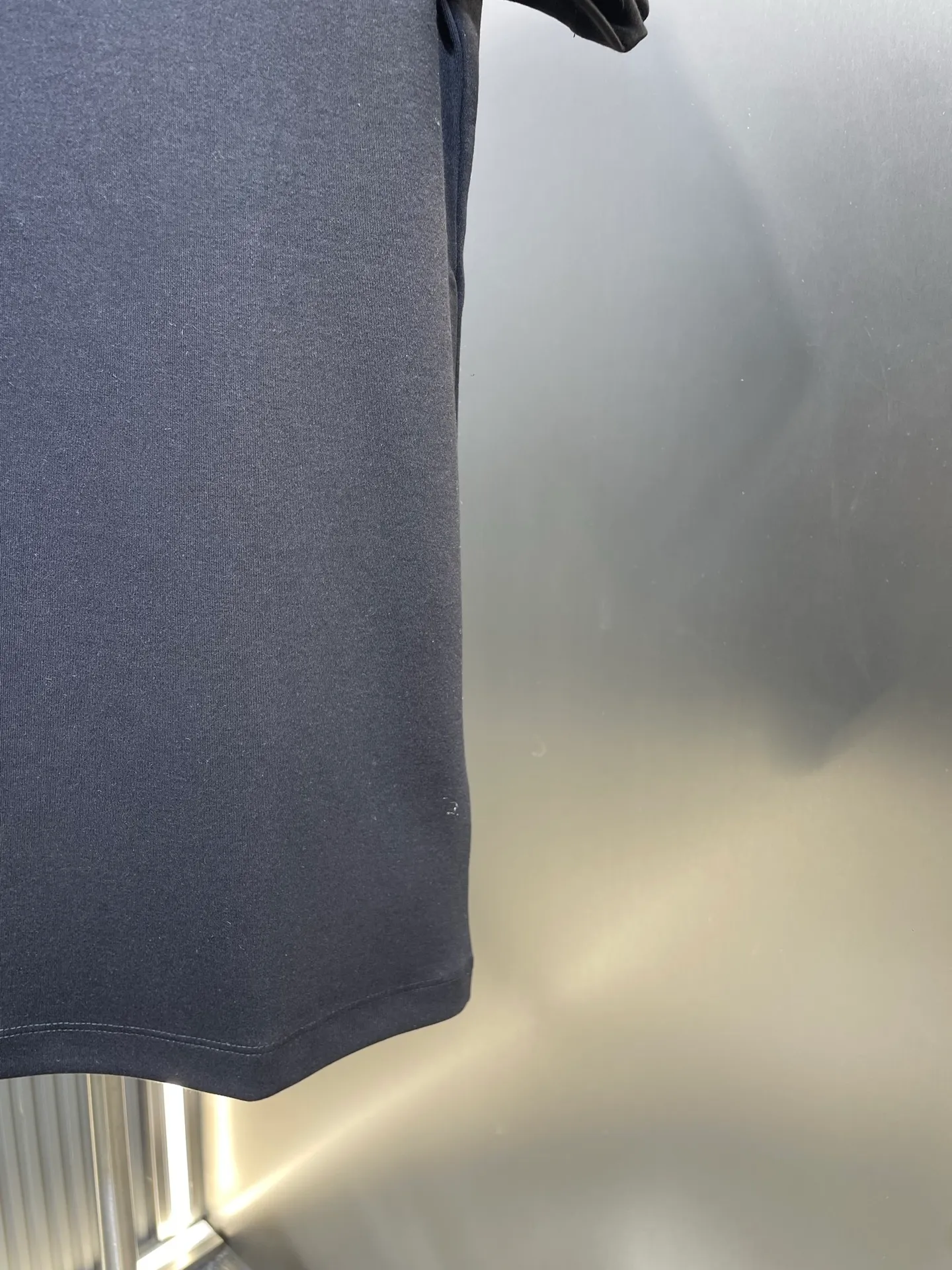 P280 moncler 🌟 2025 early autumn new thick three-color hollow printed short-sleeved T-shirt; customized 260g high-density water-soft cotton fabric, with strong warmth retention and added anti-static technology. The three-color dislocated hollow printed pattern design on the chest is not too exaggerated. The simple and clear three-color contrasting design can better reflect the model of art! Complete with three standards size: s-xxxl