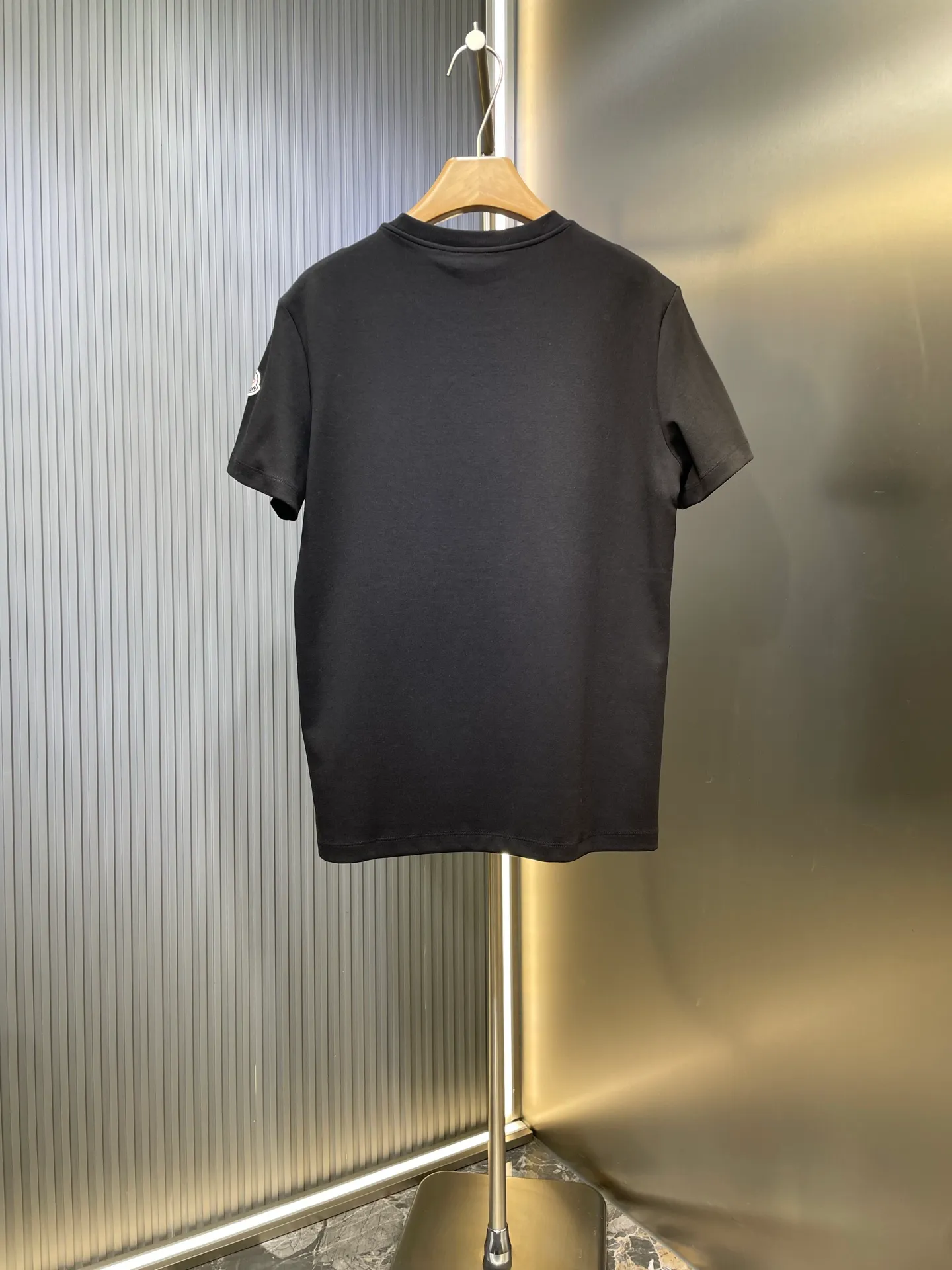 P280 moncler 🌟 2025 early autumn new thick three-color hollow printed short-sleeved T-shirt; customized 260g high-density water-soft cotton fabric, with strong warmth retention and added anti-static technology. The three-color dislocated hollow printed pattern design on the chest is not too exaggerated. The simple and clear three-color contrasting design can better reflect the model of art! Complete with three standards size: s-xxxl