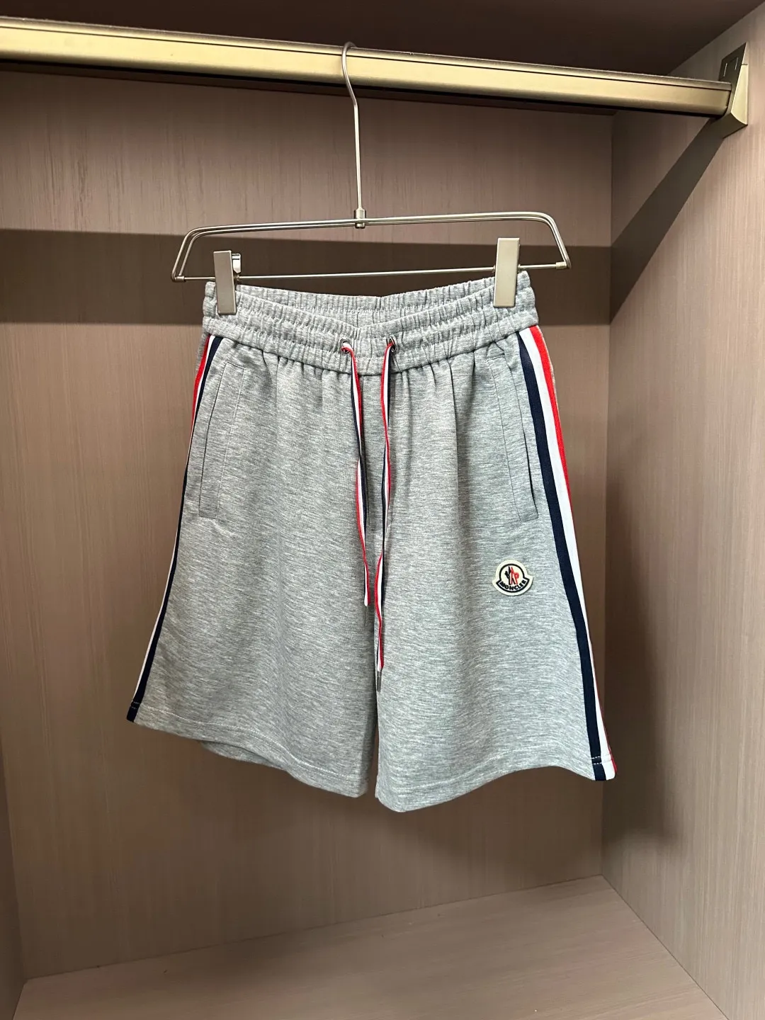 P560 Brand [MONCLER Mouth Covered] 2025 round neck short-sleeved shorts suit. The pure cotton fabric upper body will not be stuffy, the smooth and comfortable skin-friendly effect is more breathable, the fabric has its own texture, classic logo technology, a new interpretation from a unique angle, the first choice for fashion and versatility! Size: M-3XL (maximum wear: 190 pounds)