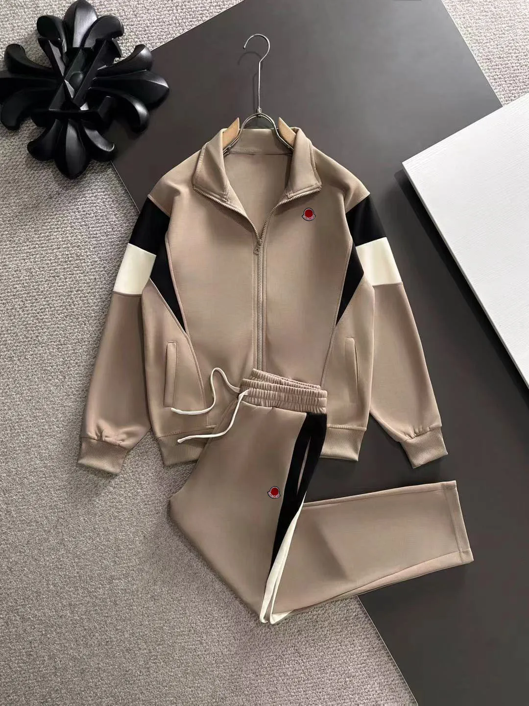Next day shipping P720 MONCLER/Mongolian high quality 2025 autumn and winter new casual heavy industry suit exclusively developed by yb! High quality production! The top version of the trading company channel order, external orders for imported custom fabrics, high breathability and comfort, impeccable details, absolutely worth buying! This type of suit is also a must-have for lazy people. You don’t have to think about how to match it, you can just get it in one set! Brand element design concept, delicate and soft feel! It presents a casual cut and the upper body shape is great! On sale simultaneously on the official website! From a high-end men's positioning brand, the low-key luxury taste is irresistible! Exquisite workmanship and impeccable quality! The overall style is simple, fashionable and timeless, fully meeting the requirements of stylish and tasteful dressing! Size: M to 4XL (or state your height and weight when placing an order)