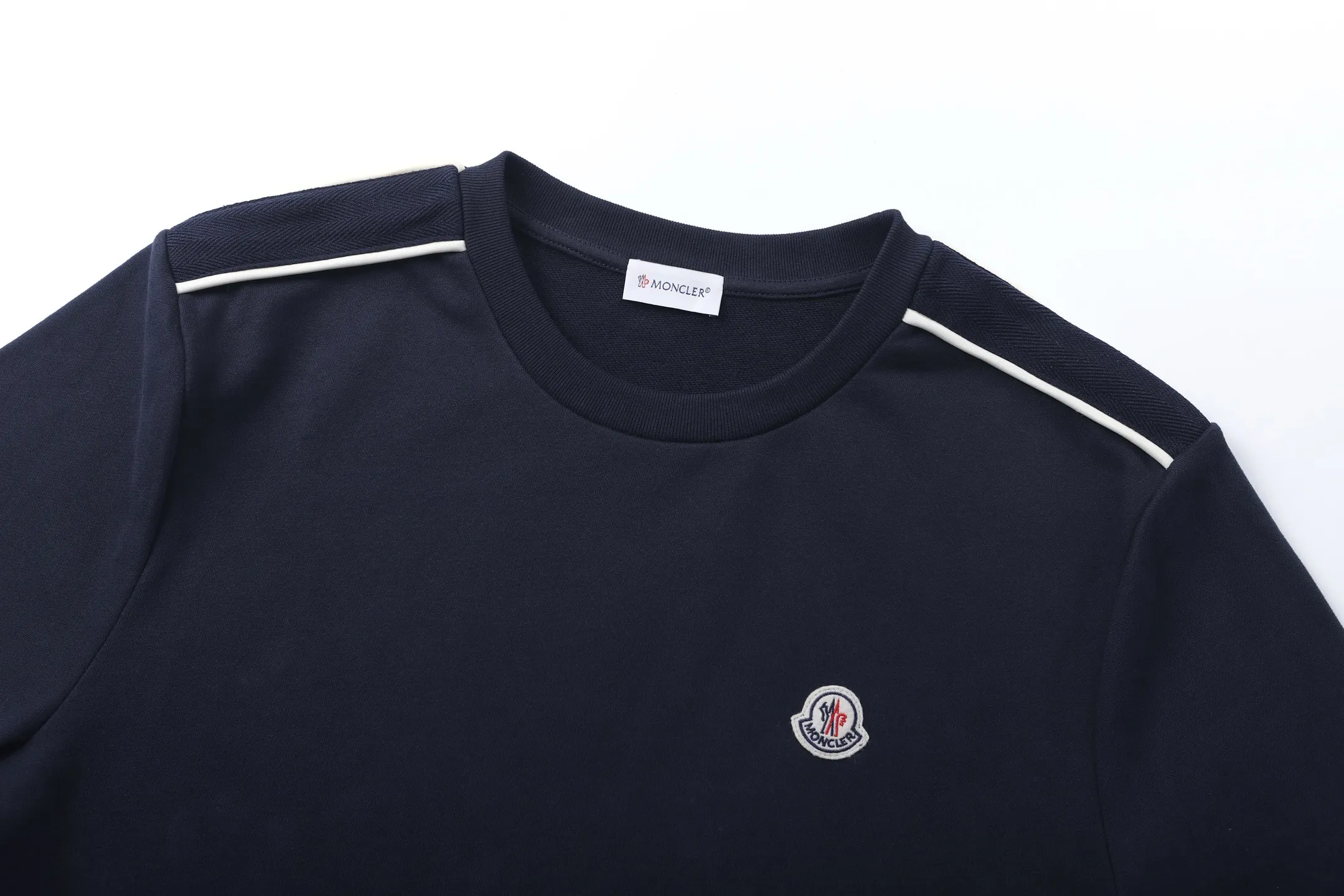 P380 [Exclusive supply] Moncler logo shoulder webbing crew neck sweatshirt. The original version was purchased and developed for 5,400. The fabric is made of high-density cotton blended fabric, which is soft to the touch and has good breathability and resilience. The neckline adopts double-needle sewing technology, which is smooth and firm and effectively prevents deformation. Three-dimensional tailoring and reinforced stitching are used at the connections between the shoulders and sleeves to enhance the overall structural stability. The cuffs and hem are ribbed, which not only maintains a comfortable fit, but also effectively prevents wind and warmth. The brand badge on the chest uses exquisite embroidery technology, with full colors and delicate lines, highlighting the brand quality. Garments are pre-shrunk to ensure dimension stability. The overall workmanship is fine, and each process reflects strict control of details, making this sweatshirt suitable for daily casual wear and showing high-quality craftsmanship. The overall wiring is straight and delicate, the fabric is comfortable and soft, and the color is consistent without color difference. It can be matched with the same style to create a fashionable look and control various occasions. Customized accessories, complete with three standards, the same style for men and women. Size:S-M-L-XL