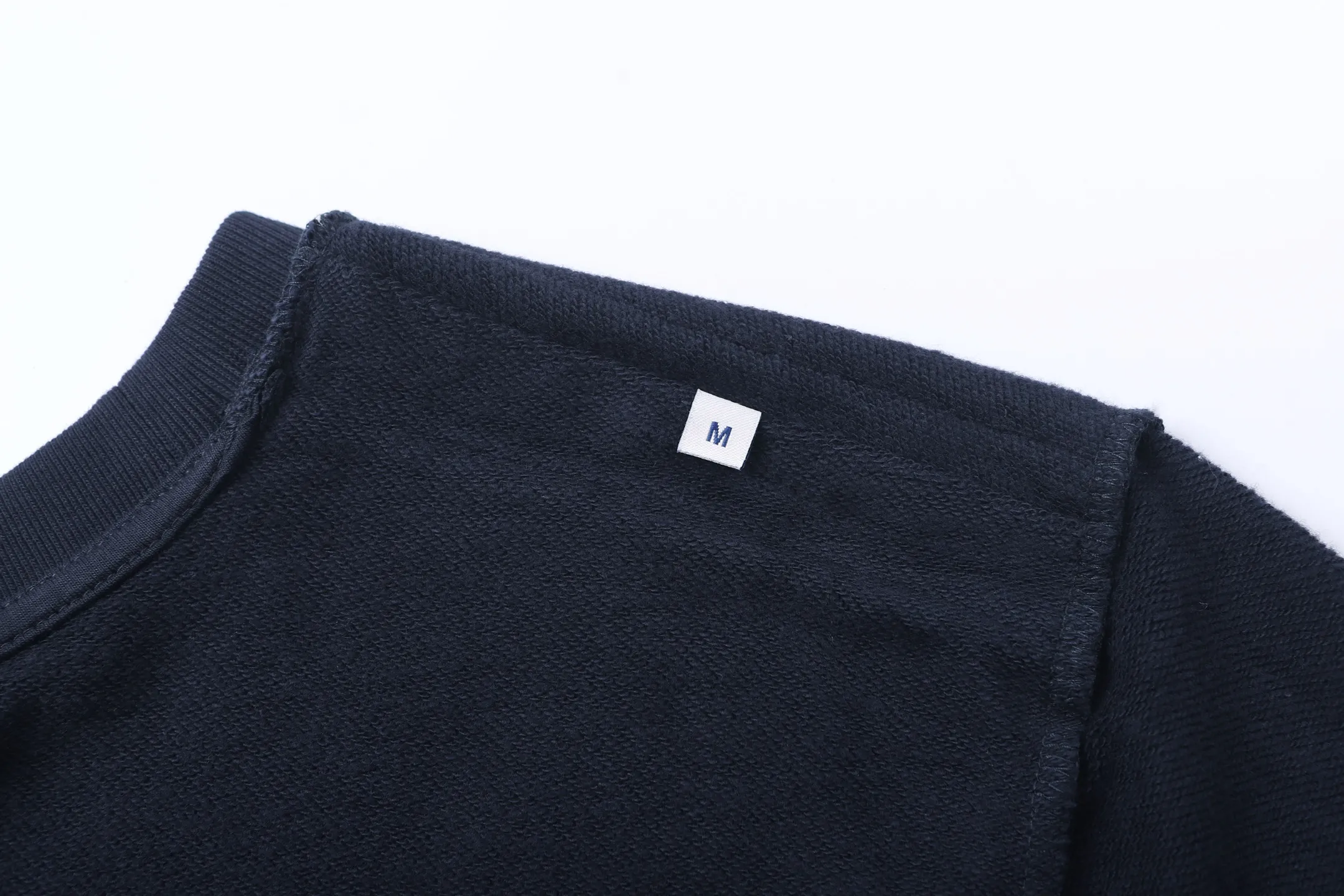 P380 [Exclusive supply] Moncler logo shoulder webbing crew neck sweatshirt. The original version was purchased and developed for 5,400. The fabric is made of high-density cotton blended fabric, which is soft to the touch and has good breathability and resilience. The neckline adopts double-needle sewing technology, which is smooth and firm and effectively prevents deformation. Three-dimensional tailoring and reinforced stitching are used at the connections between the shoulders and sleeves to enhance the overall structural stability. The cuffs and hem are ribbed, which not only maintains a comfortable fit, but also effectively prevents wind and warmth. The brand badge on the chest uses exquisite embroidery technology, with full colors and delicate lines, highlighting the brand quality. Garments are pre-shrunk to ensure dimension stability. The overall workmanship is fine, and each process reflects strict control of details, making this sweatshirt suitable for daily casual wear and showing high-quality craftsmanship. The overall wiring is straight and delicate, the fabric is comfortable and soft, and the color is consistent without color difference. It can be matched with the same style to create a fashionable look and control various occasions. Customized accessories, complete with three standards, the same style for men and women. Size:S-M-L-XL
