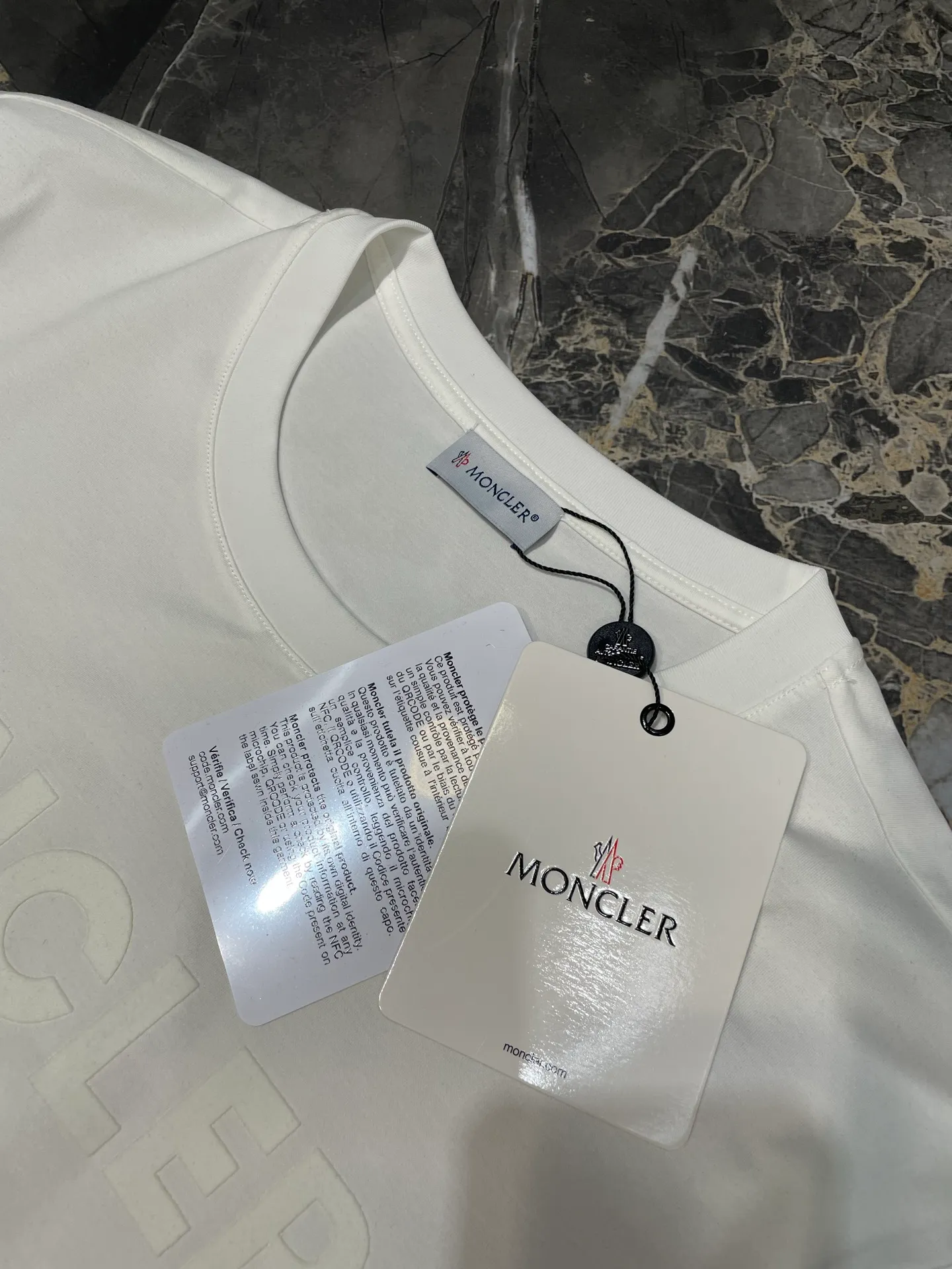 P290 moncler 🌟【Top original order】2025 spring and summer new letter flocked printed short-sleeved T-shirt; customized 80-count double-strand mercerized long-staple cotton fabric, comfortable, soft and delicate! The lower side of the row of letters on the chest is a flocking print design with a duck hollow design, and the cuffs are designed with a wool duck badge badge design, all three standards are complete!  size：s-xxxl