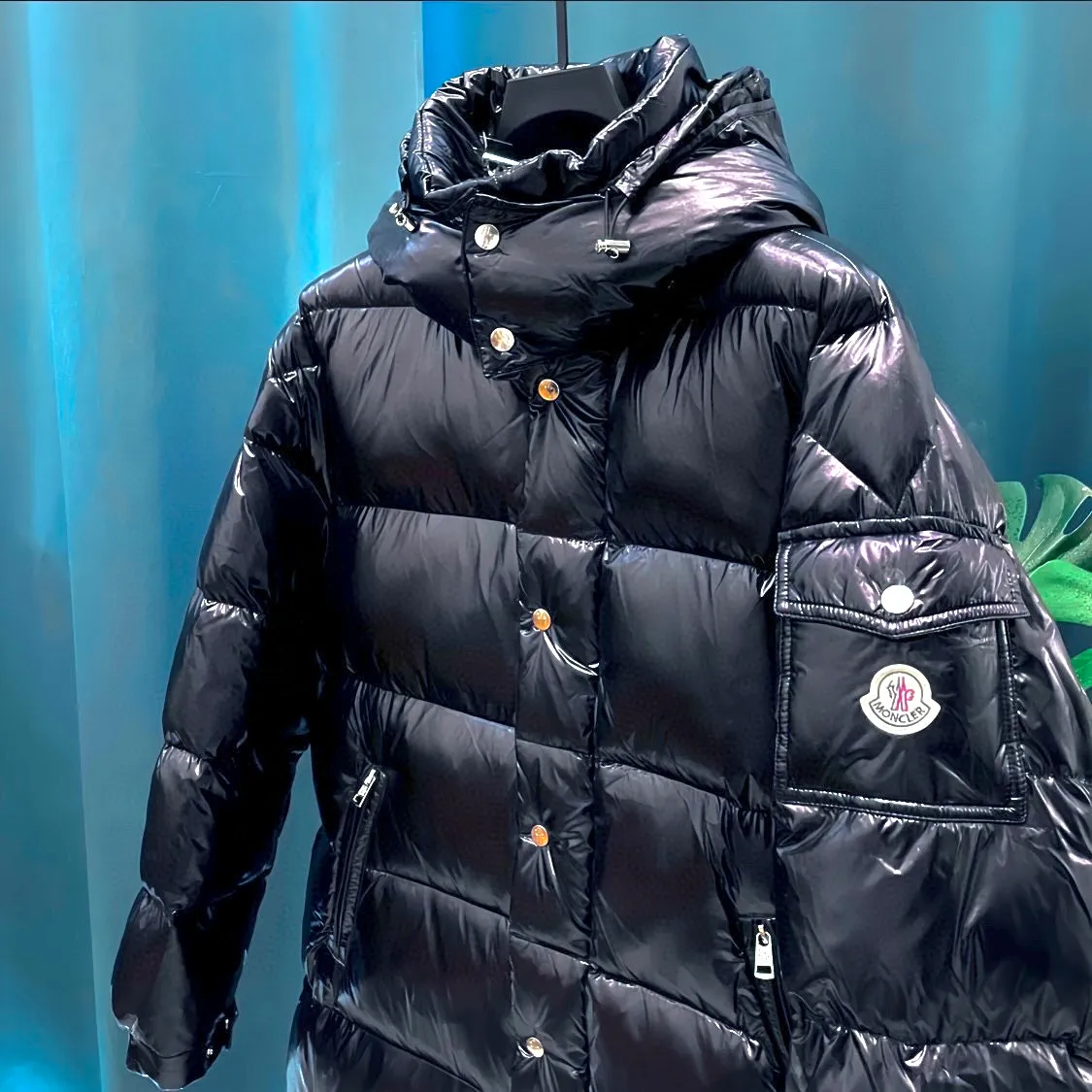 P900 Moncler ➡️Mengkou Maya long shiny green down jacket, the best to keep out the cold! The Yuhuang winter extended hooded down jacket is the same for men and women. There are thousands of styles of down jackets. As the king at the pinnacle of the down industry, the Yuhuang family will be included in the key repurchase list every year!  Because no matter how cold the wind is and the cold is unbearable, Yuhuang will always accompany you to give you warmth and resist the cold wave!  Made of pure European standard 90% goose down + 10% feathers. Real European standard goose down🦢 When you get the clothes, you can feel the filling and fullness of the down jacket. It is really not on the same level as the market products... The down content is the highest level in the industry. The raw materials are well invested. The best neck down on the goose is selected. The down is light, thin, soft and warm. It is very healing, comfortable and breathable, and as warm as a lover’s hug!  The shiny fabric design is noble and elegant, highlighting the texture! If you touch it with your fingers, you will definitely be conquered by its invincible texture, which is fluffy but not bloated! Everything is Yuhuang’s craftsmanship. Highly praised. It’s extremely eye-catching!