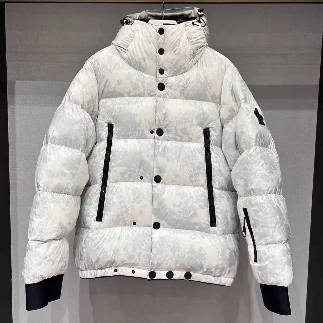 P1020 Top version Moncler/Mask GRENOBLE 22 Autumn Noussan Ski 🎿 Down Jacket Made of printed ripstop nylon fabric♥, the casual lines of the down jacket and the high-tech functions of the Moncler Grenoble series are perfectly integrated in Noussan❗, the Noussan “Performance & Style” down jacket combines a dynamic and multi-functional appearance with high-tech details specially designed for mountain sports. Its waterproof zippers, comfortable hood and cuffs with neoprene wrist guards are performance features that ensure protection from rain and snow 💯. Size: 0-1-2-3 Color: white pattern