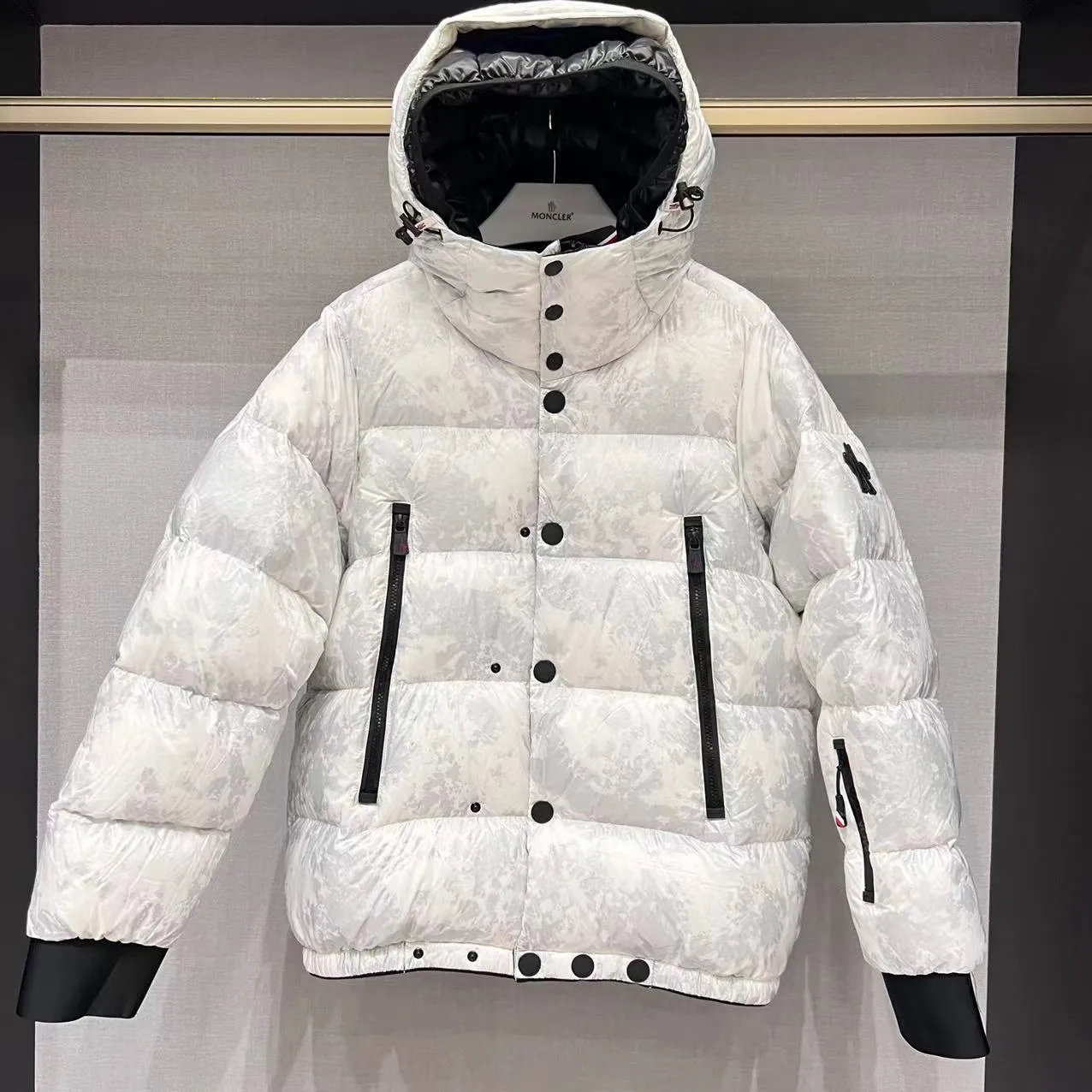 P1020 Top version Moncler/Mask GRENOBLE 22 Autumn Noussan Ski 🎿 Down Jacket Made of printed ripstop nylon fabric♥, the casual lines of the down jacket and the high-tech functions of the Moncler Grenoble series are perfectly integrated in Noussan❗, the Noussan “Performance & Style” down jacket combines a dynamic and multi-functional appearance with high-tech details specially designed for mountain sports. Its waterproof zippers, comfortable hood and cuffs with neoprene wrist guards are performance features that ensure protection from rain and snow 💯. Size: 0-1-2-3 Color: white pattern
