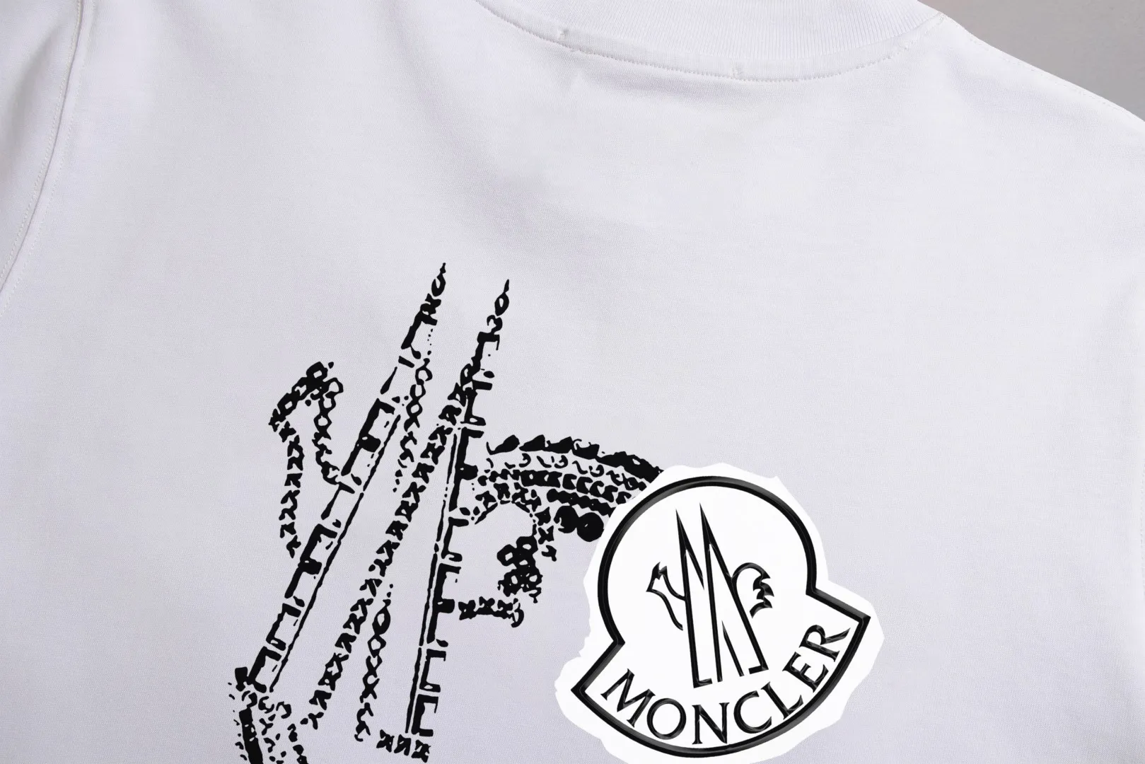 P140 Upgraded version "Mobile phone smart sensor ~ NFC chip armband ~ Direct access to the official website for anti-counterfeiting" "Moncler ~ Mouth Mouth" 2025 new high-quality round neck short-sleeved T-shirt. The cuffs have imported embroidered labels. Customized dyeing, very comfortable to touch. Super versatile and good-looking short-sleeved. Complete with three labels. Non-market ordinary version. Feel free to compare. Quality is absolutely guaranteed! ‼ First of all, this original fabric is all custom-woven with 32-count double yarn fabric, 250G, and the weight is the same‼ Fine workmanship, double waistcoat method, double waistcoat method, double waistcoat method makes the whole dress more three-dimensional, which is not a craft that ordinary T-shirts can achieve🤪 Size: S-M-L-XL-2XL Color: black, white, apricot, same style for men and women
