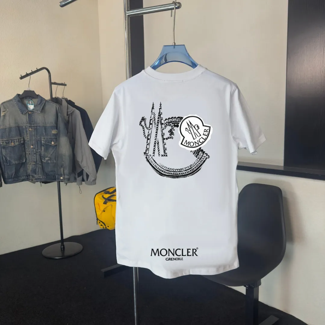 P140 Upgraded version "Mobile phone smart sensor ~ NFC chip armband ~ Direct access to the official website for anti-counterfeiting" "Moncler ~ Mouth Mouth" 2025 new high-quality round neck short-sleeved T-shirt. The cuffs have imported embroidered labels. Customized dyeing, very comfortable to touch. Super versatile and good-looking short-sleeved. Complete with three labels. Non-market ordinary version. Feel free to compare. Quality is absolutely guaranteed! ‼ First of all, this original fabric is all custom-woven with 32-count double yarn fabric, 250G, and the weight is the same‼ Fine workmanship, double waistcoat method, double waistcoat method, double waistcoat method makes the whole dress more three-dimensional, which is not a craft that ordinary T-shirts can achieve🤪 Size: S-M-L-XL-2XL Color: black, white, apricot, same style for men and women
