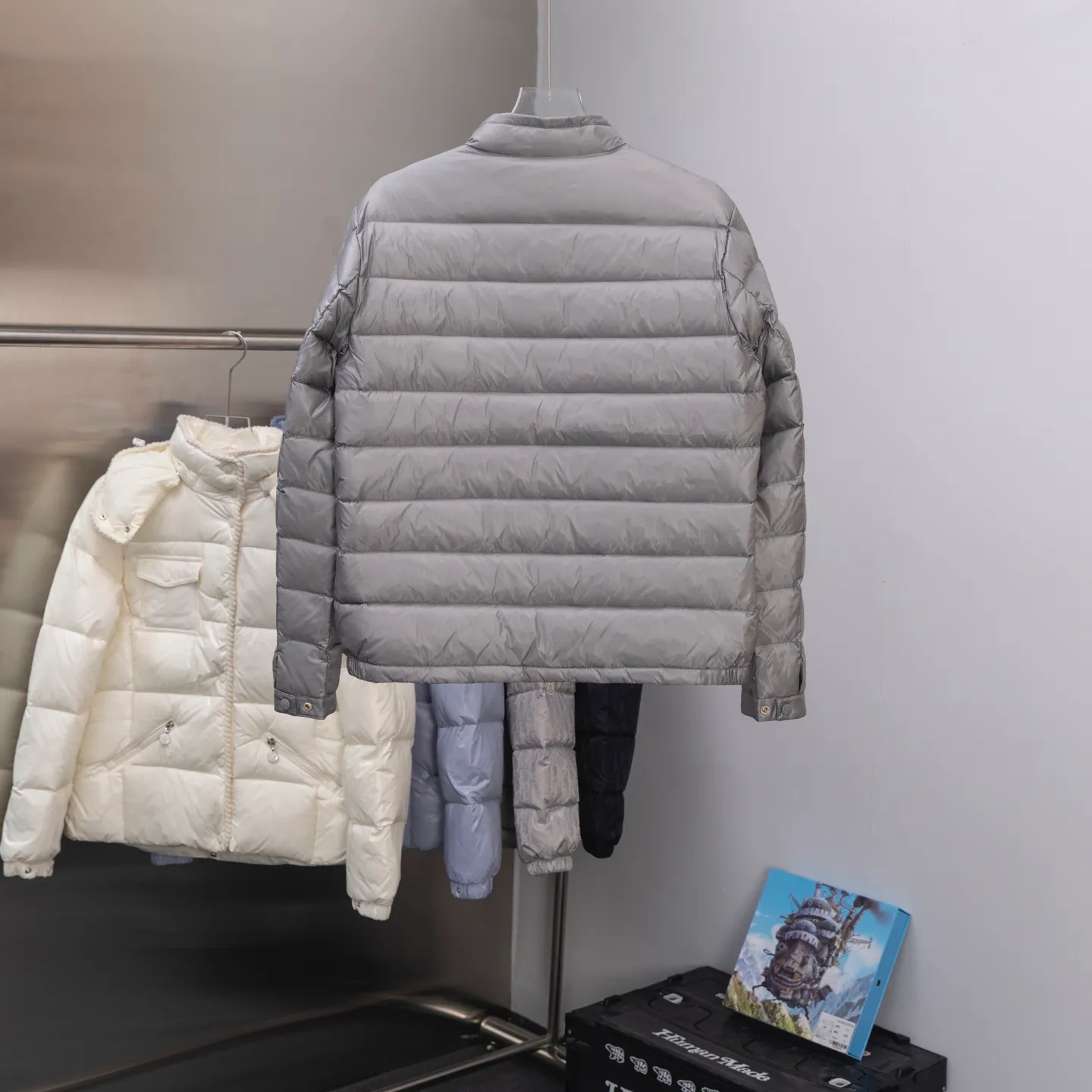 P620 2025 autumn and winter new style🆕Mon*ler Acorus men's foldable short down jacket, code number 12345, men's model, trading company channel goods. High-end tasting products. Top-notch Romanian products. Mon*ler Acorus men's fashionable and casual stand-up collar light down jacket jacket. Supplied to Japanese Toray company outdoor professional technical fabrics, stitching from Japan's top Fuji (FUJIX) Provided by KING) King Line, the interior is filled with Hungarian platinum-grade Hordobagy white goose down. The high-quality velvet extracted from the belly of the white goose has a diameter of 53MM. It has extremely high bulkiness and velvet content. It has excellent resilience, exceeds the European standard environmental protection level, has no odor, and has excellent temperature locking effect and warmth retention! High luxury fashion is combined with functional outdoor style. The sleeve arms retain the iconic brand wool badge body, focusing the brand's cultural essence and identity on it. It is fashionable and eye-catching!  The Acorus men's down jacket is a classic Moncler design item that embodies the brand's timeless aesthetics and sportswear essence. This short down jacket is made of Longue saison fabric, which combines lightweight texture with excellent thermal protection properties.  The craftsmanship details are exquisite and the accessories are all supplied by customers. It is a down jacket with strong wearability. It has a full upper body and a wide age range. It can be worn trendy or restrained and stable. It is very fashionable. It is highly recommended as a must-have tool to keep out the cold! Color: black gray