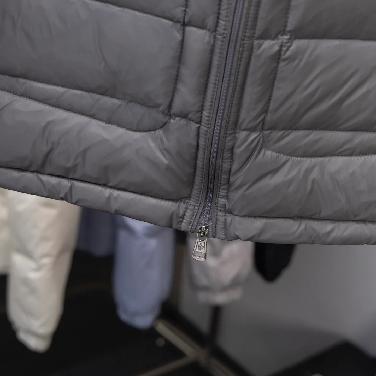 P620 2025 autumn and winter new style🆕Mon*ler Acorus men's foldable short down jacket, code number 12345, men's model, trading company channel goods. High-end tasting products. Top-notch Romanian products. Mon*ler Acorus men's fashionable and casual stand-up collar light down jacket jacket. Supplied to Japanese Toray company outdoor professional technical fabrics, stitching from Japan's top Fuji (FUJIX) Provided by KING) King Line, the interior is filled with Hungarian platinum-grade Hordobagy white goose down. The high-quality velvet extracted from the belly of the white goose has a diameter of 53MM. It has extremely high bulkiness and velvet content. It has excellent resilience, exceeds the European standard environmental protection level, has no odor, and has excellent temperature locking effect and warmth retention! High luxury fashion is combined with functional outdoor style. The sleeve arms retain the iconic brand wool badge body, focusing the brand's cultural essence and identity on it. It is fashionable and eye-catching!  The Acorus men's down jacket is a classic Moncler design item that embodies the brand's timeless aesthetics and sportswear essence. This short down jacket is made of Longue saison fabric, which combines lightweight texture with excellent thermal protection properties.  The craftsmanship details are exquisite and the accessories are all supplied by customers. It is a down jacket with strong wearability. It has a full upper body and a wide age range. It can be worn trendy or restrained and stable. It is very fashionable. It is highly recommended as a must-have tool to keep out the cold! Color: black gray