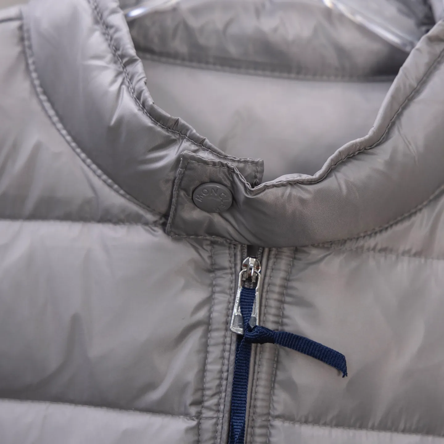 P620 2025 autumn and winter new style🆕Mon*ler Acorus men's foldable short down jacket, code number 12345, men's model, trading company channel goods. High-end tasting products. Top-notch Romanian products. Mon*ler Acorus men's fashionable and casual stand-up collar light down jacket jacket. Supplied to Japanese Toray company outdoor professional technical fabrics, stitching from Japan's top Fuji (FUJIX) Provided by KING) King Line, the interior is filled with Hungarian platinum-grade Hordobagy white goose down. The high-quality velvet extracted from the belly of the white goose has a diameter of 53MM. It has extremely high bulkiness and velvet content. It has excellent resilience, exceeds the European standard environmental protection level, has no odor, and has excellent temperature locking effect and warmth retention! High luxury fashion is combined with functional outdoor style. The sleeve arms retain the iconic brand wool badge body, focusing the brand's cultural essence and identity on it. It is fashionable and eye-catching!  The Acorus men's down jacket is a classic Moncler design item that embodies the brand's timeless aesthetics and sportswear essence. This short down jacket is made of Longue saison fabric, which combines lightweight texture with excellent thermal protection properties.  The craftsmanship details are exquisite and the accessories are all supplied by customers. It is a down jacket with strong wearability. It has a full upper body and a wide age range. It can be worn trendy or restrained and stable. It is very fashionable. It is highly recommended as a must-have tool to keep out the cold! Color: black gray
