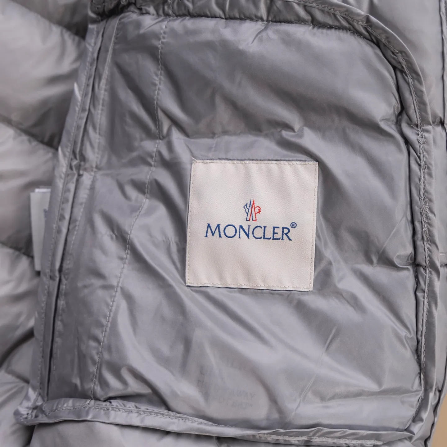 P620 2025 autumn and winter new style🆕Mon*ler Acorus men's foldable short down jacket, code number 12345, men's model, trading company channel goods. High-end tasting products. Top-notch Romanian products. Mon*ler Acorus men's fashionable and casual stand-up collar light down jacket jacket. Supplied to Japanese Toray company outdoor professional technical fabrics, stitching from Japan's top Fuji (FUJIX) Provided by KING) King Line, the interior is filled with Hungarian platinum-grade Hordobagy white goose down. The high-quality velvet extracted from the belly of the white goose has a diameter of 53MM. It has extremely high bulkiness and velvet content. It has excellent resilience, exceeds the European standard environmental protection level, has no odor, and has excellent temperature locking effect and warmth retention! High luxury fashion is combined with functional outdoor style. The sleeve arms retain the iconic brand wool badge body, focusing the brand's cultural essence and identity on it. It is fashionable and eye-catching!  The Acorus men's down jacket is a classic Moncler design item that embodies the brand's timeless aesthetics and sportswear essence. This short down jacket is made of Longue saison fabric, which combines lightweight texture with excellent thermal protection properties.  The craftsmanship details are exquisite and the accessories are all supplied by customers. It is a down jacket with strong wearability. It has a full upper body and a wide age range. It can be worn trendy or restrained and stable. It is very fashionable. It is highly recommended as a must-have tool to keep out the cold! Color: black gray