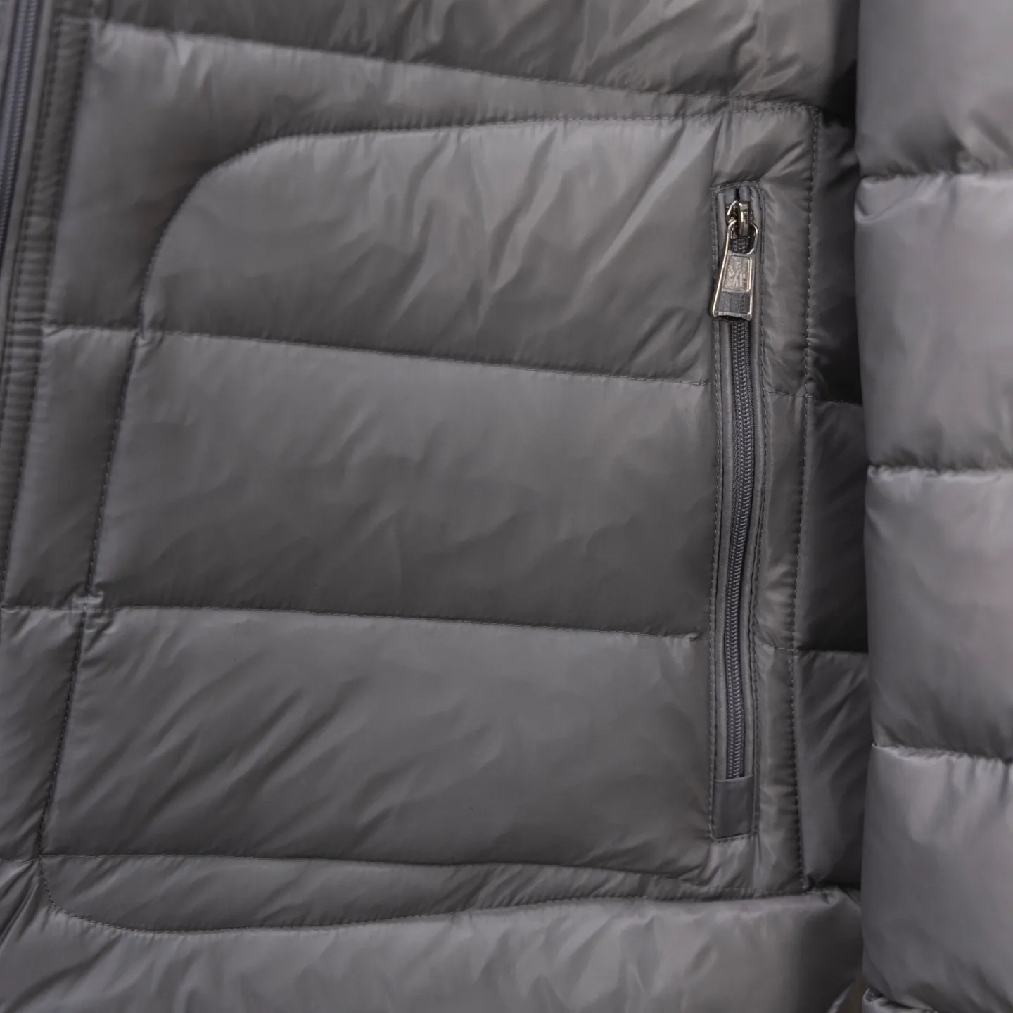 P620 2025 autumn and winter new style🆕Mon*ler Acorus men's foldable short down jacket, code number 12345, men's model, trading company channel goods. High-end tasting products. Top-notch Romanian products. Mon*ler Acorus men's fashionable and casual stand-up collar light down jacket jacket. Supplied to Japanese Toray company outdoor professional technical fabrics, stitching from Japan's top Fuji (FUJIX) Provided by KING) King Line, the interior is filled with Hungarian platinum-grade Hordobagy white goose down. The high-quality velvet extracted from the belly of the white goose has a diameter of 53MM. It has extremely high bulkiness and velvet content. It has excellent resilience, exceeds the European standard environmental protection level, has no odor, and has excellent temperature locking effect and warmth retention! High luxury fashion is combined with functional outdoor style. The sleeve arms retain the iconic brand wool badge body, focusing the brand's cultural essence and identity on it. It is fashionable and eye-catching!  The Acorus men's down jacket is a classic Moncler design item that embodies the brand's timeless aesthetics and sportswear essence. This short down jacket is made of Longue saison fabric, which combines lightweight texture with excellent thermal protection properties.  The craftsmanship details are exquisite and the accessories are all supplied by customers. It is a down jacket with strong wearability. It has a full upper body and a wide age range. It can be worn trendy or restrained and stable. It is very fashionable. It is highly recommended as a must-have tool to keep out the cold! Color: black gray