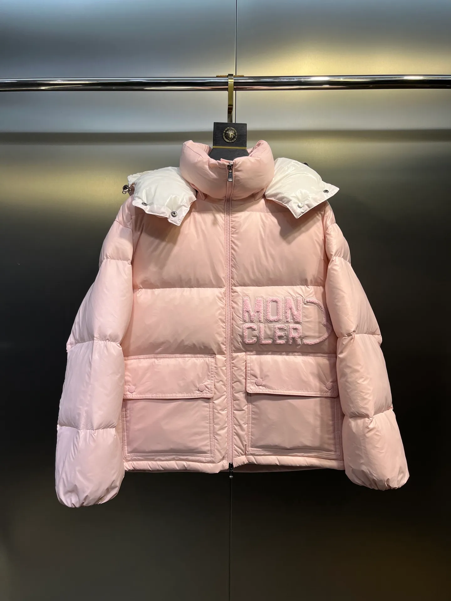 P760 moncler 🌟Moncler FW25 Abbaye short down jacket The Abbaye short jacket is made of iconic patented nylon, highlighting the fashion essence of Moncler. Featuring rectangular quilting and a contrasting lining that refreshes the removable hood. Terry knit logo embroidery adds a unique touch, making the garment instantly recognizable. Material process analysis: 1️⃣Original Nfc inductive anti-counterfeiting chip 2️⃣National standard 95% European standard pure white goose down, exclusive use of top down on the market 3️⃣Fabric: 100% nylon; Lining: 100% nylon, one of the best on the market, everything is customized according to the original version. 4⃣️The electroplated hardware is produced by the original processing factory, all customized by the original factory, and is not a replica of various types on the market. 5⃣️Produced by a certain Lang factory, it has always been unambiguous in terms of quality. Everyone knows about the workmanship, QA and Qc quality inspection of the workers when shipping from large factories. It is not comparable to small factories in the market. Mouth-mounted down jackets, let’s not brag, there is almost no one that can do better than us! Make an original product with care, so that every customer has the confidence to introduce it to his customers: This is the top replica version in China. Good products do not need too many soft articles to set off, only junk products will boast: the original ZP uses thousands of words to impress consumers! Although it is an F product, it is not inferior to ZP!  Color: white pink, white black, black, khaki, pink Size: 0123